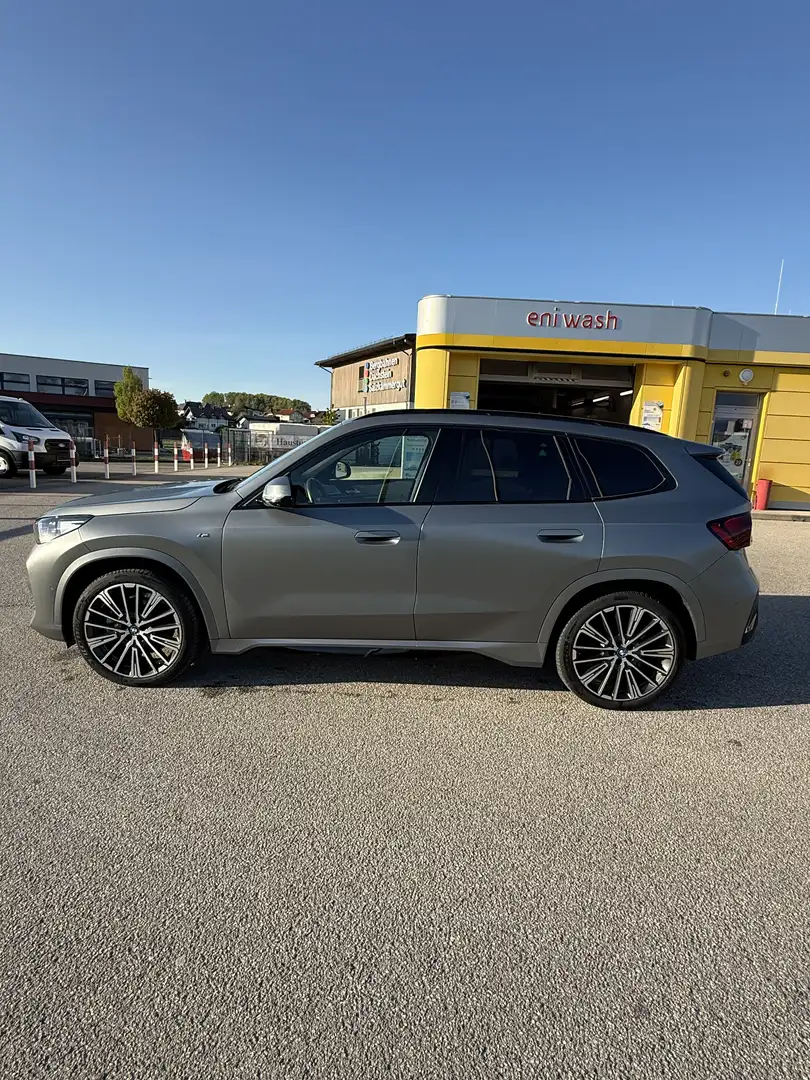 BMW iX1 xDrive30 64,7kWh Grau - 1