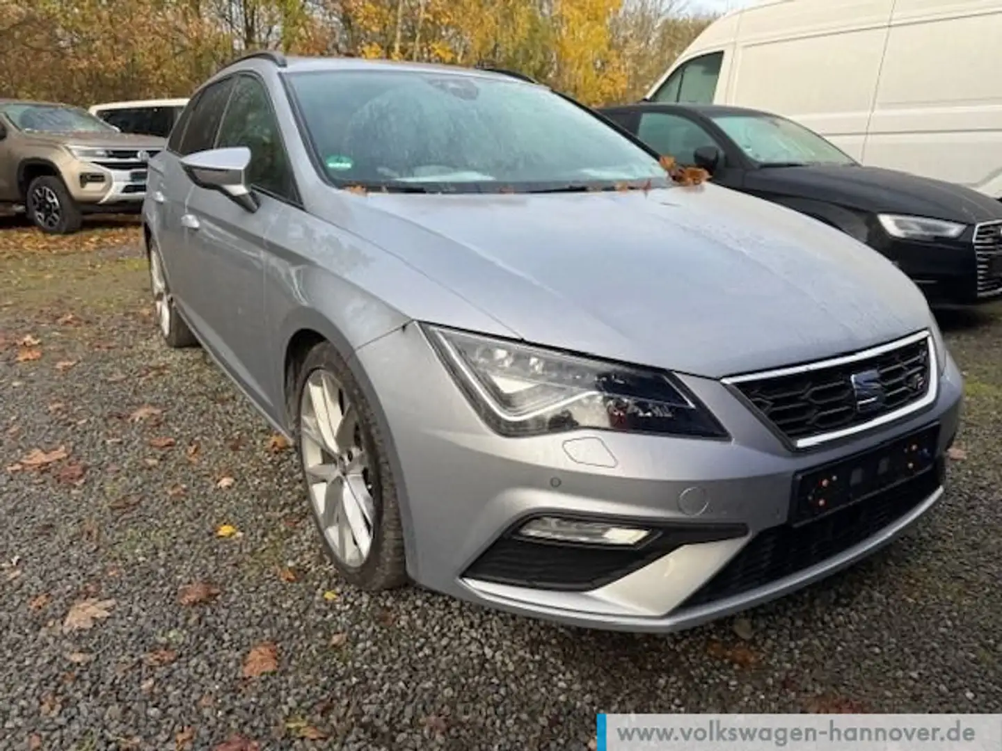 SEAT Leon Sportstourer 1.5 TSI DSG Black Matt Edition Silber - 2
