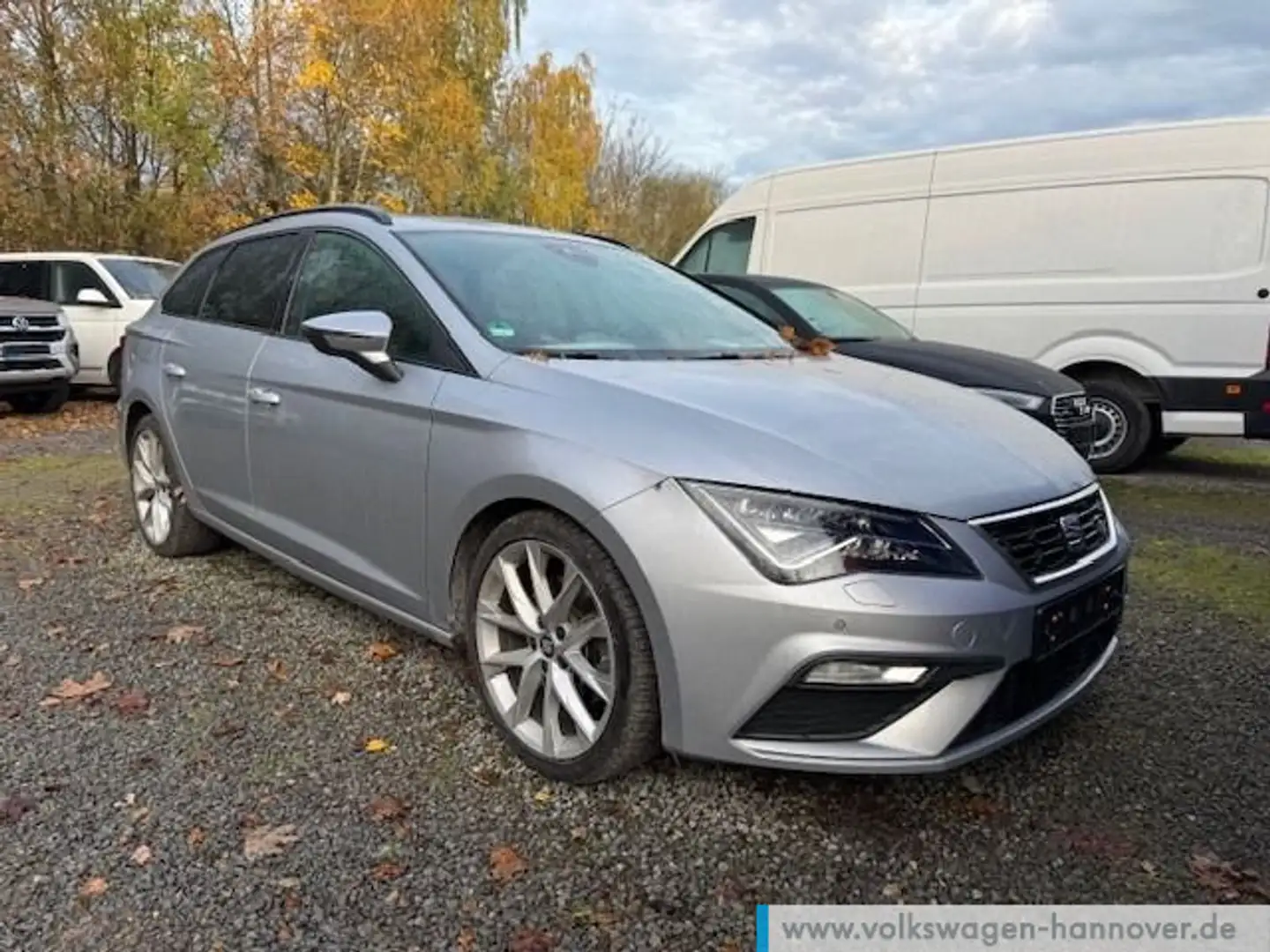 SEAT Leon Sportstourer 1.5 TSI DSG Black Matt Edition Silber - 1