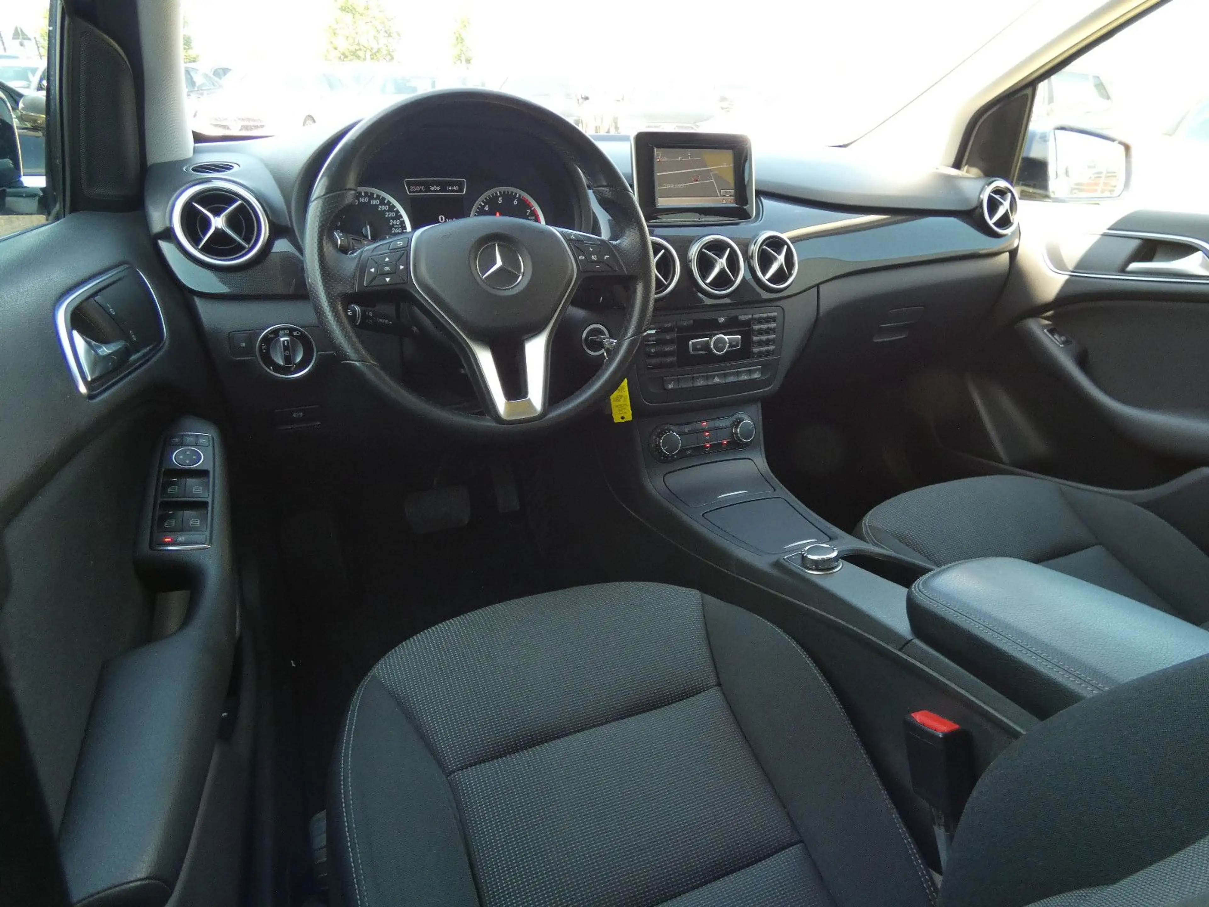 Mercedes-Benz B 250 DCT Bi-Xenon Navi Distronic AHK 17" 2-Hand — photo 3