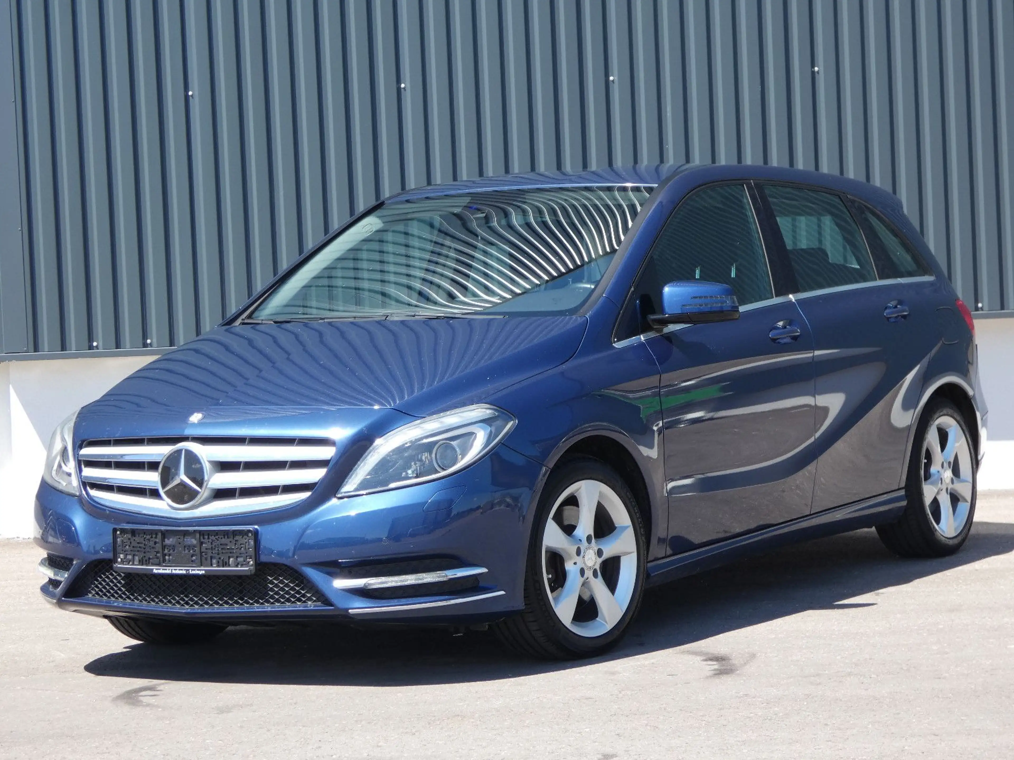 Mercedes-Benz B 250 DCT Bi-Xenon Navi Distronic AHK 17" 2-Hand