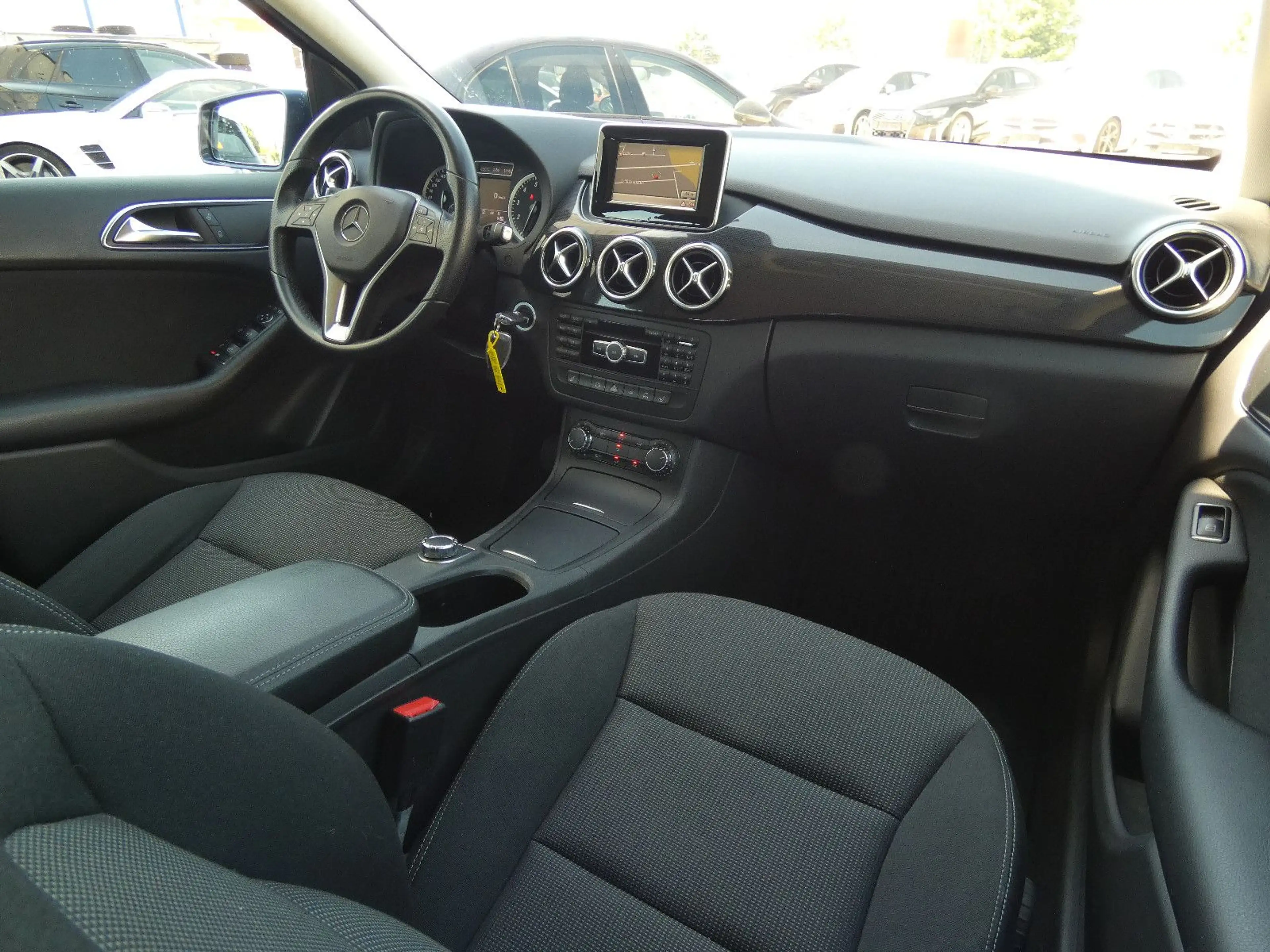 Mercedes-Benz B 250 DCT Bi-Xenon Navi Distronic AHK 17" 2-Hand — photo 2