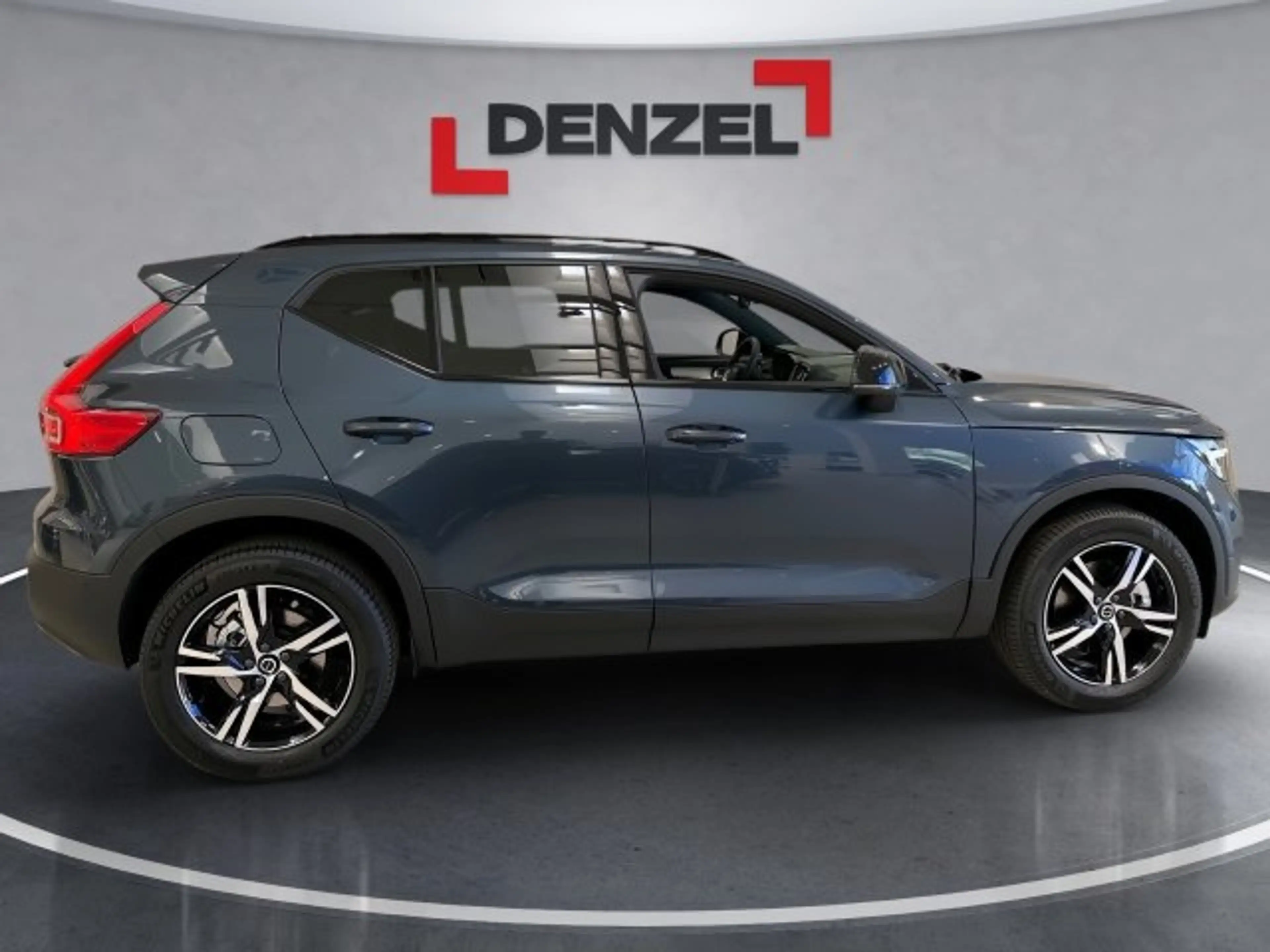 Volvo XC40 Plus, B3 Mild Hybrid, Benzin, Dark — photo 4