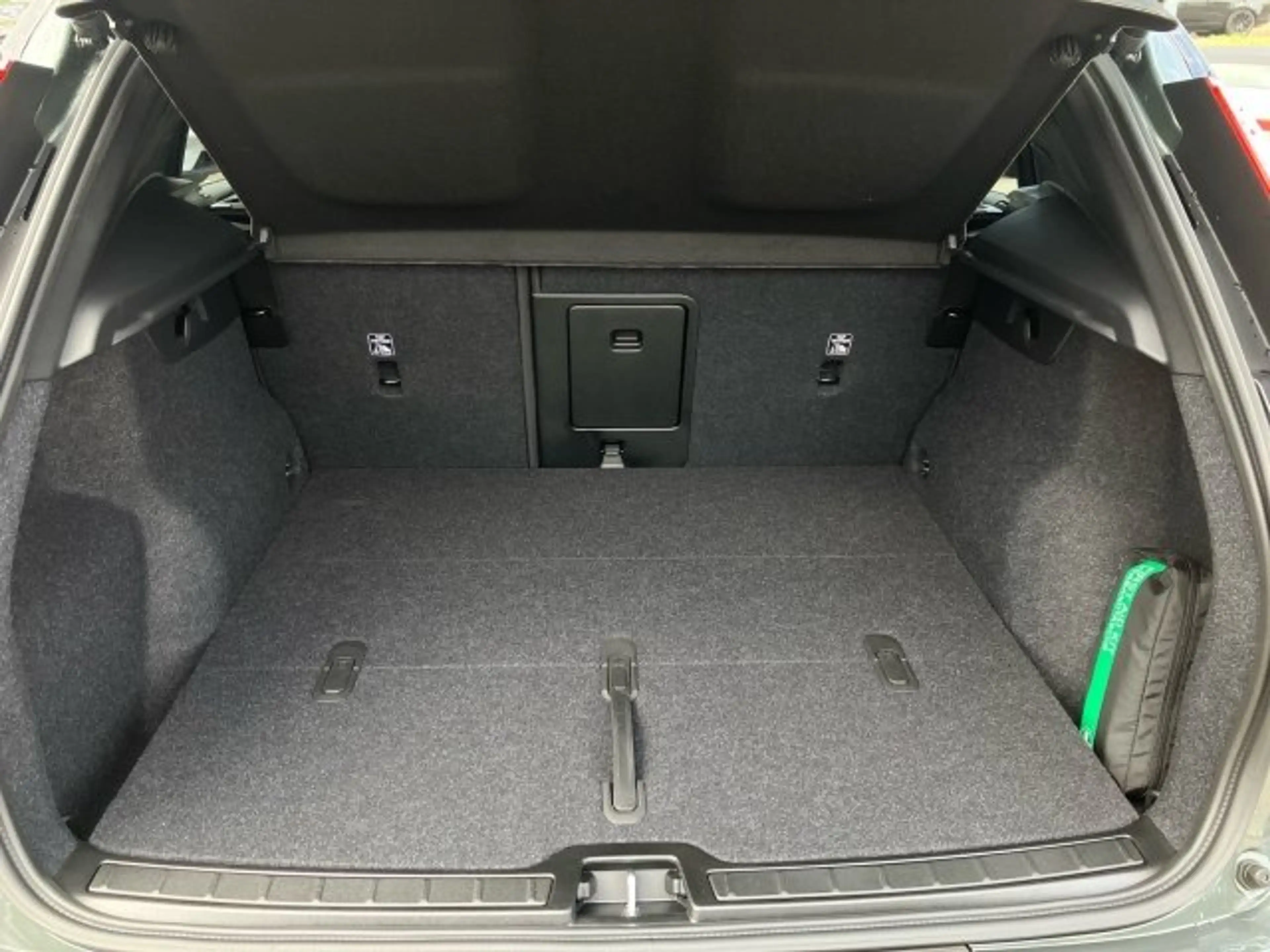 Volvo XC40 Plus, B3 Mild Hybrid, Benzin, Dark — photo 12
