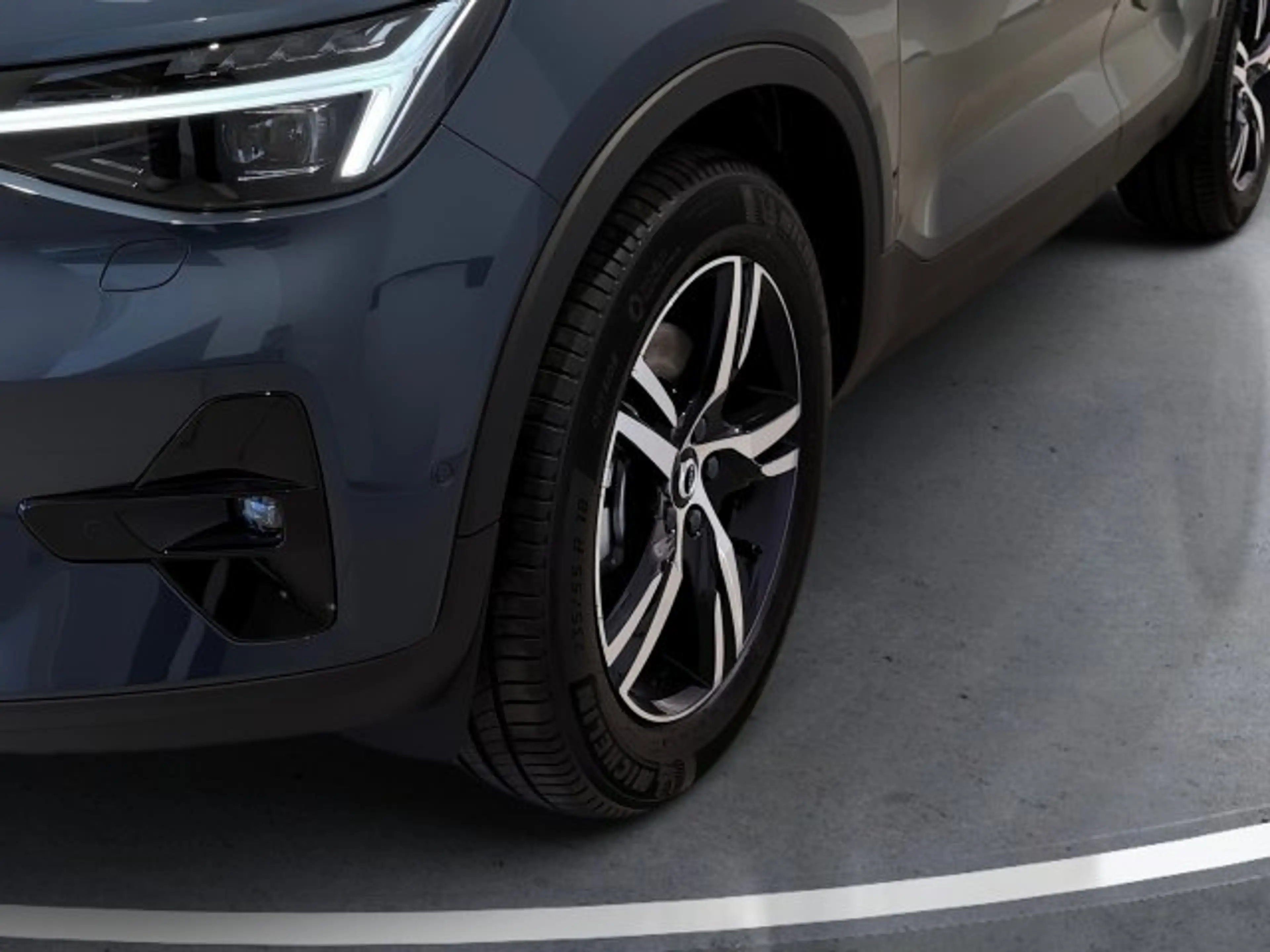 Volvo XC40 Plus, B3 Mild Hybrid, Benzin, Dark — photo 7