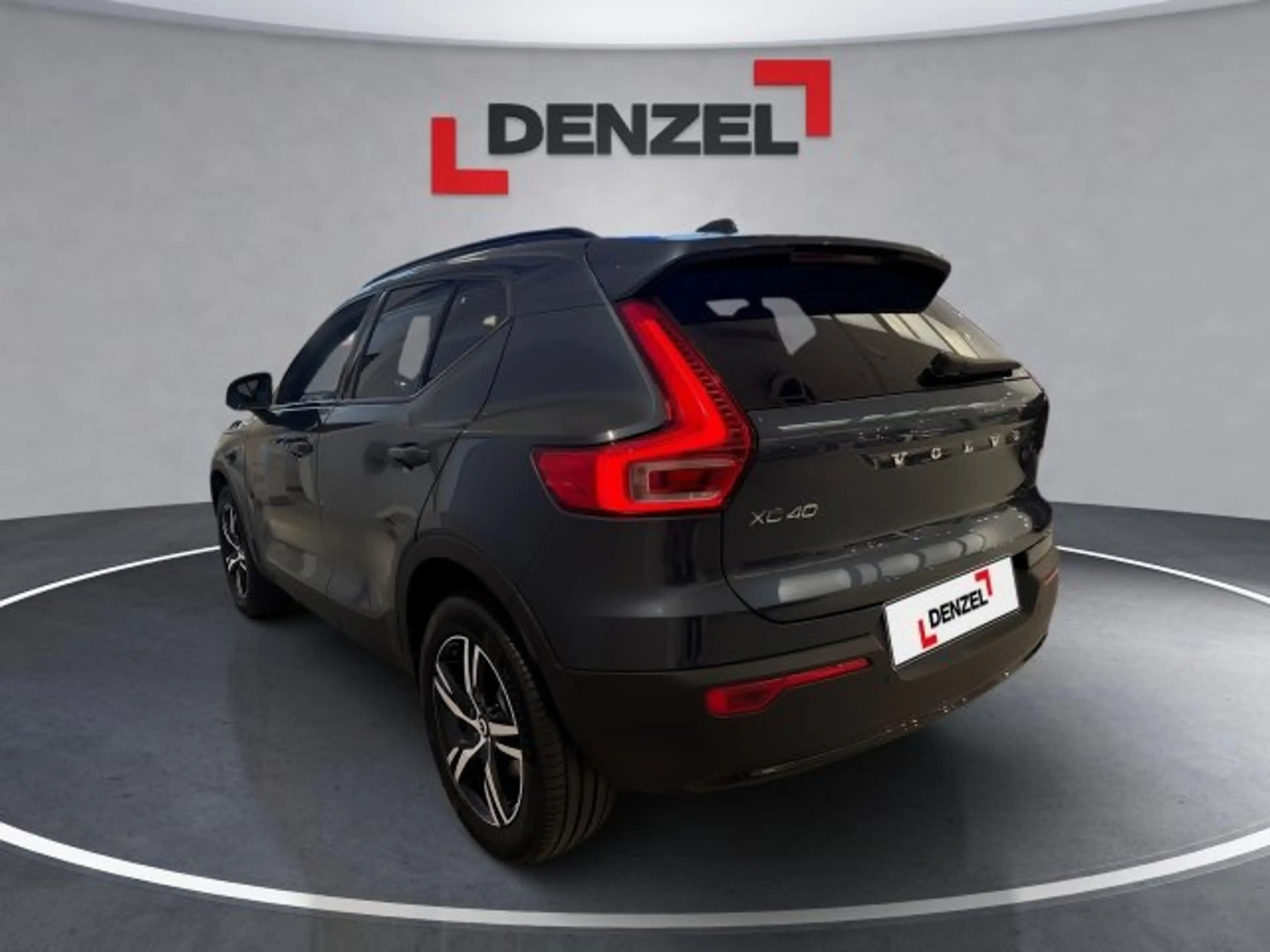 Volvo XC40 Plus, B3 Mild Hybrid, Benzin, Dark — photo 2