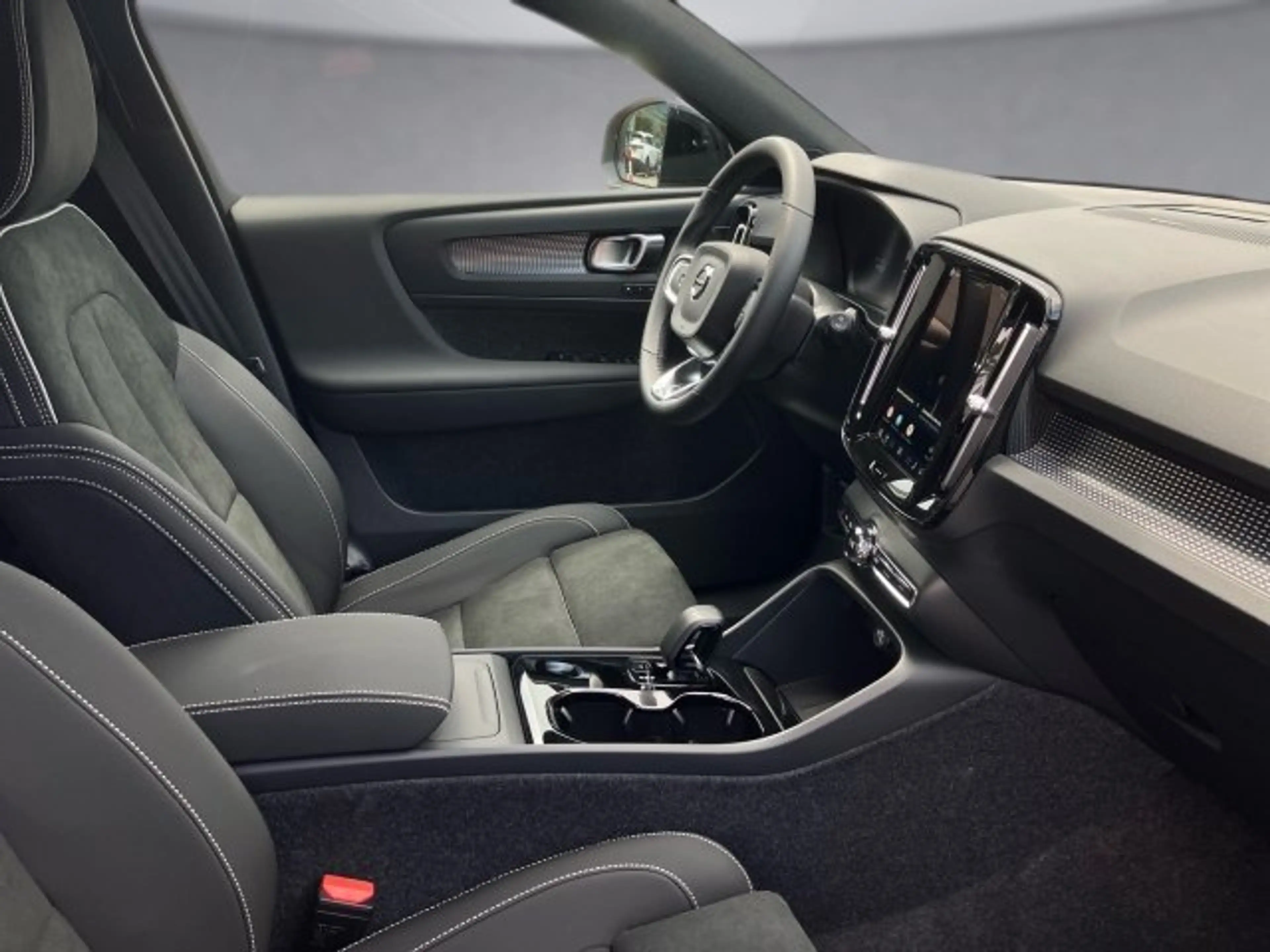 Volvo XC40 Plus, B3 Mild Hybrid, Benzin, Dark — photo 10