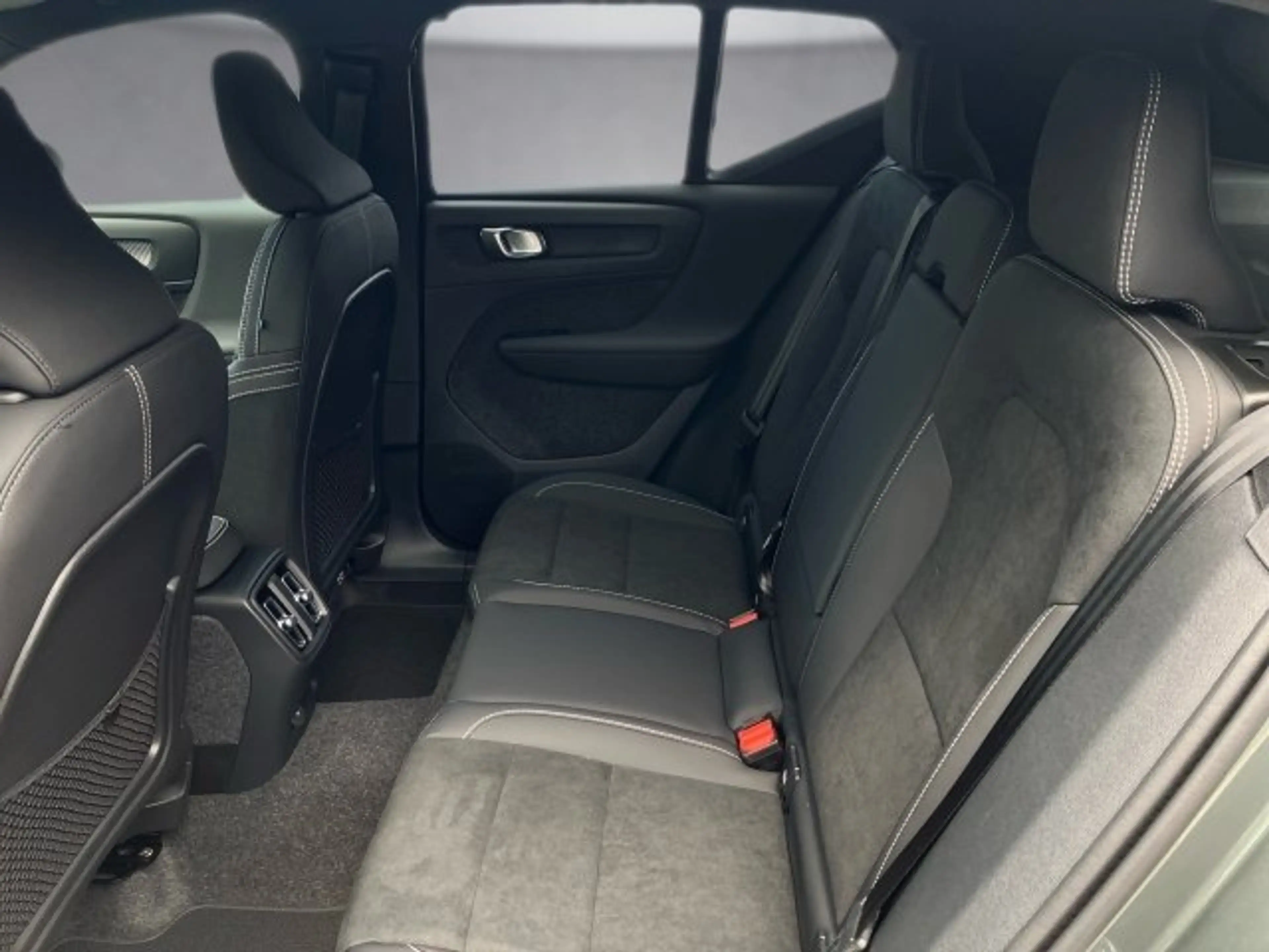Volvo XC40 Plus, B3 Mild Hybrid, Benzin, Dark — photo 11