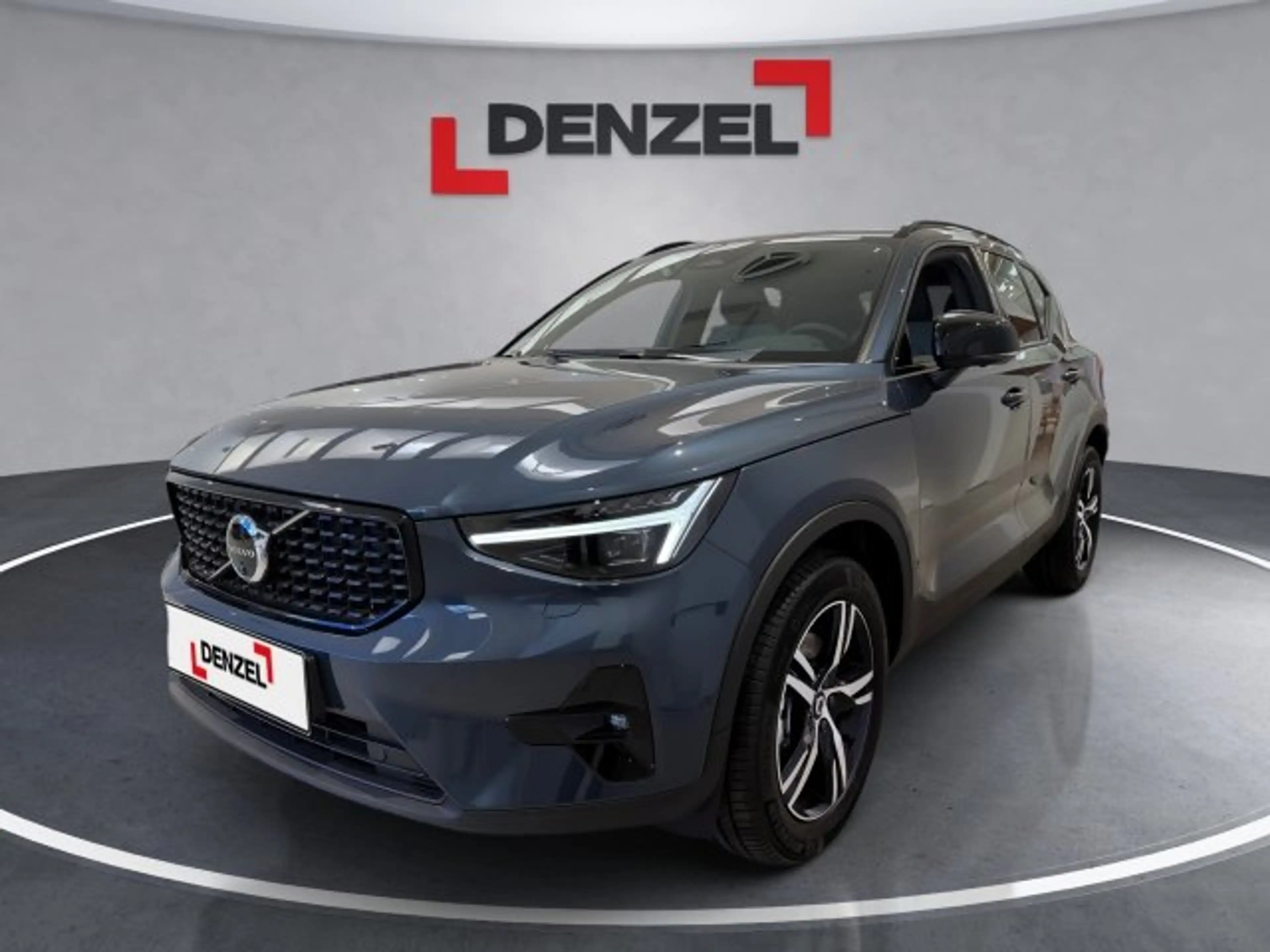 Volvo XC40 Plus, B3 Mild Hybrid, Benzin, Dark
