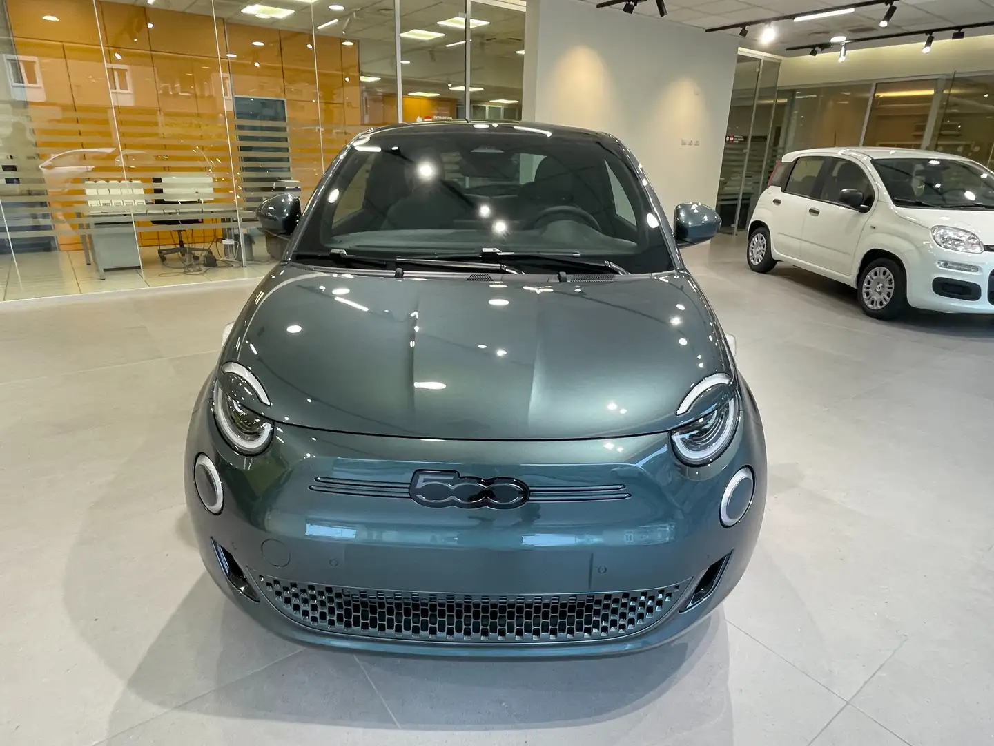 Fiat 500e 42 kWh Giorgio Armani Verde - 2