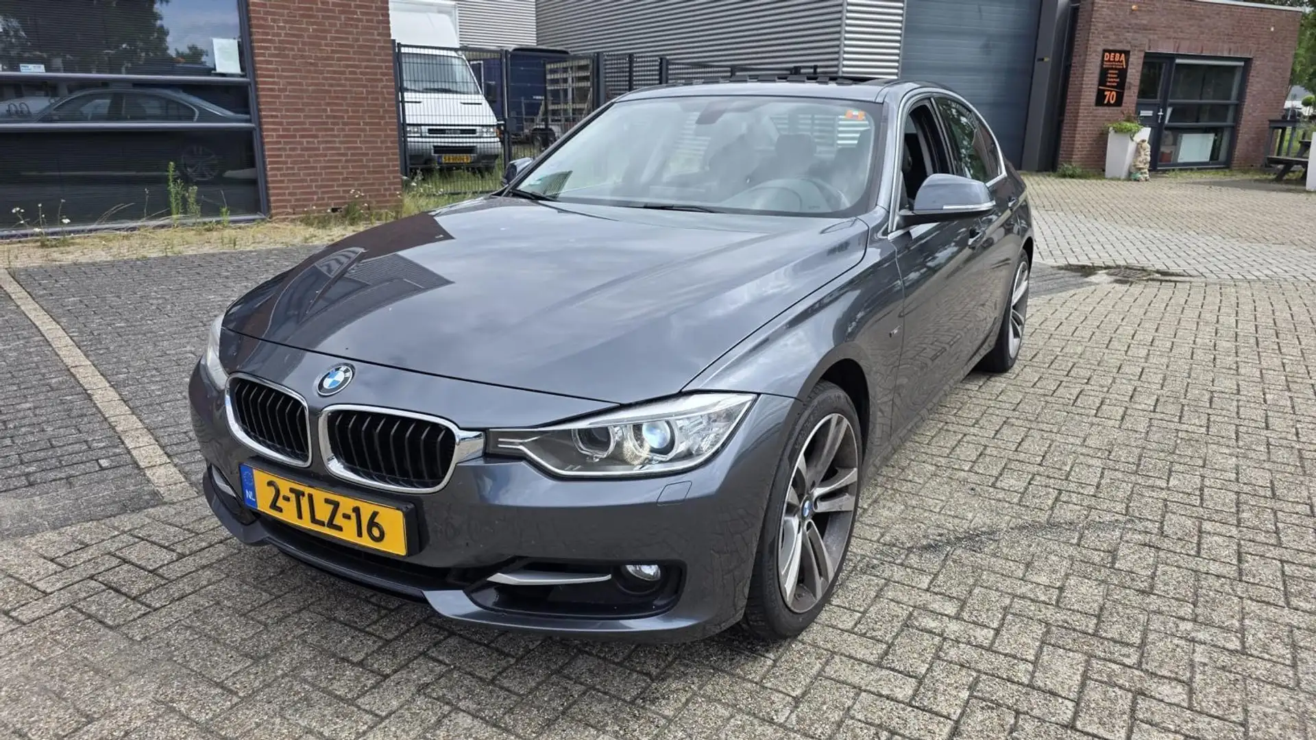 BMW 328 3-serie 328i xDrive High Executive Grijs - 1
