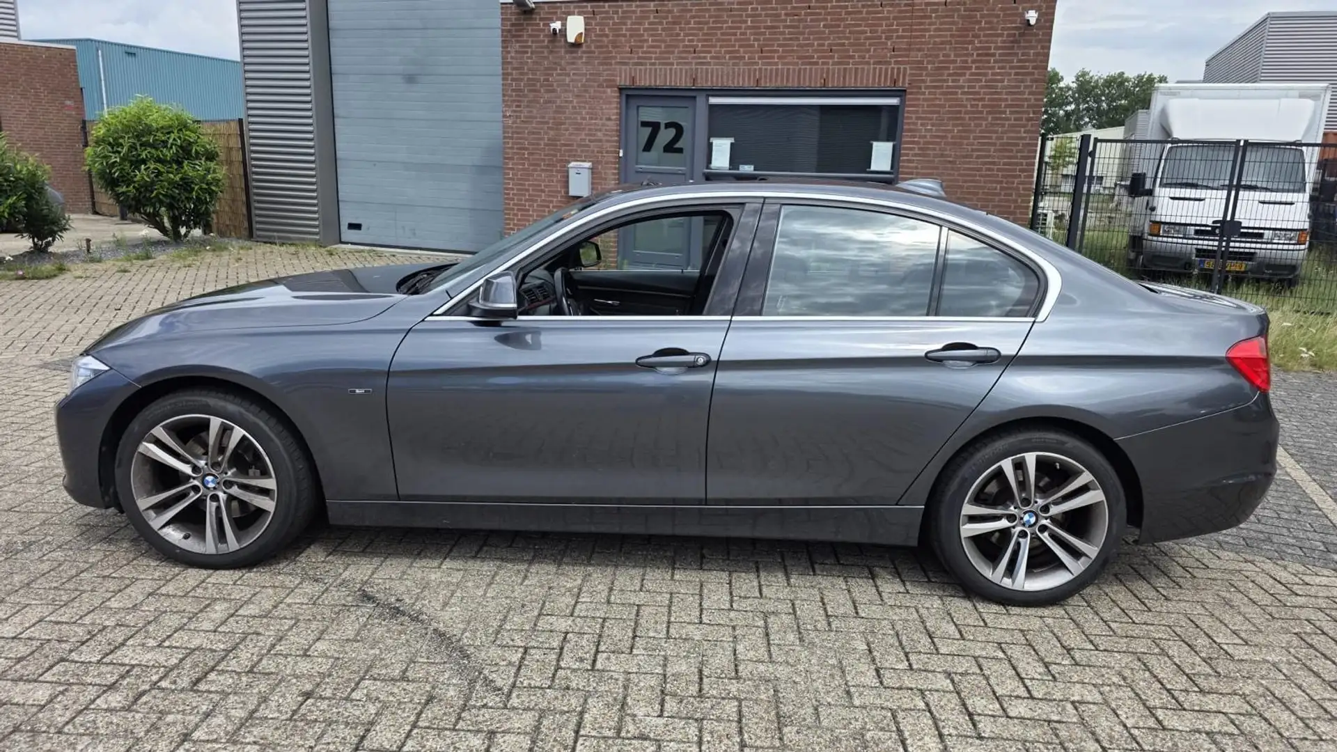 BMW 328 3-serie 328i xDrive High Executive Grijs - 2