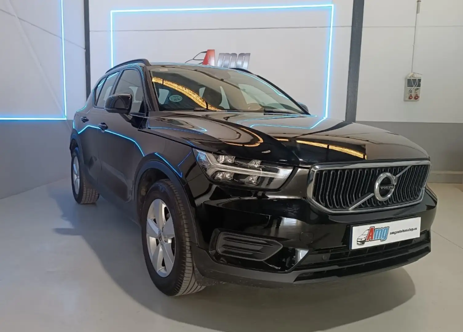 Volvo XC40 T2 Momentum Core Schwarz - 1