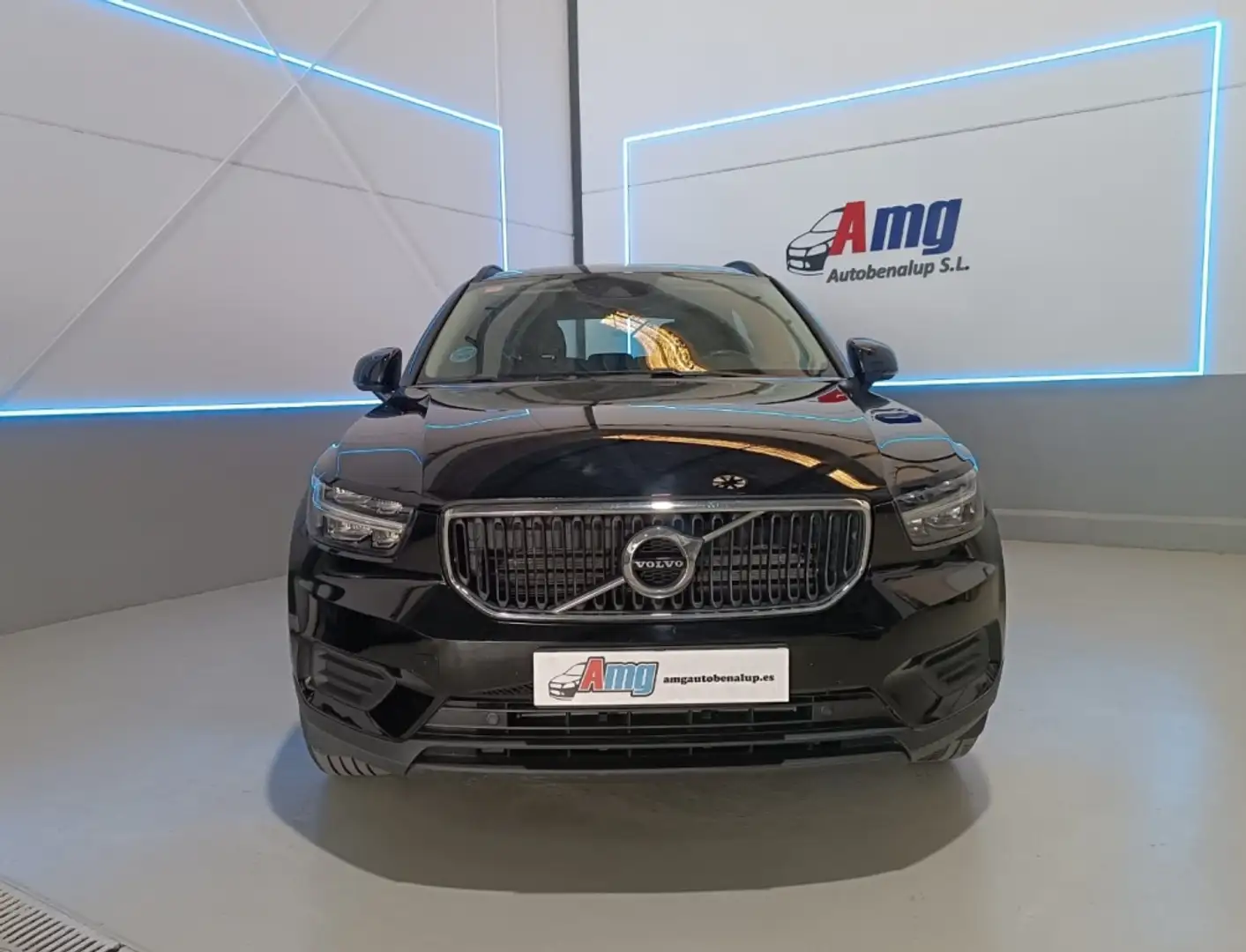 Volvo XC40 T2 Momentum Core Schwarz - 2