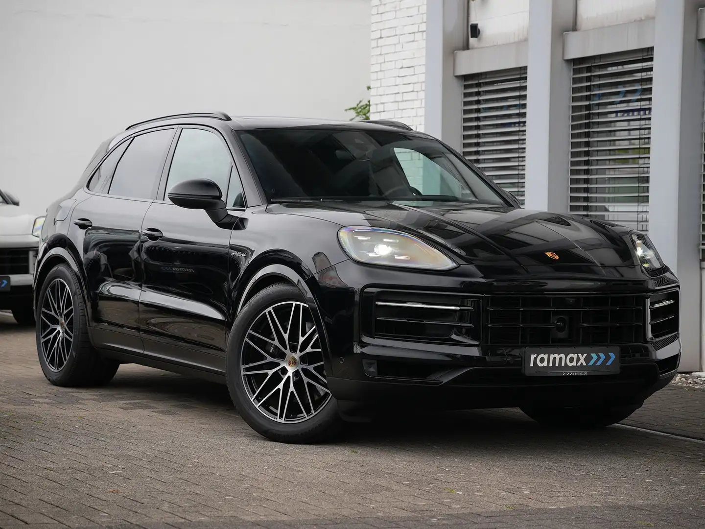 Porsche Cayenne E-Hybrid MY24-INNODRIVE-LUFTF-PANO-SPORTSITZE-21RS Schwarz - 1