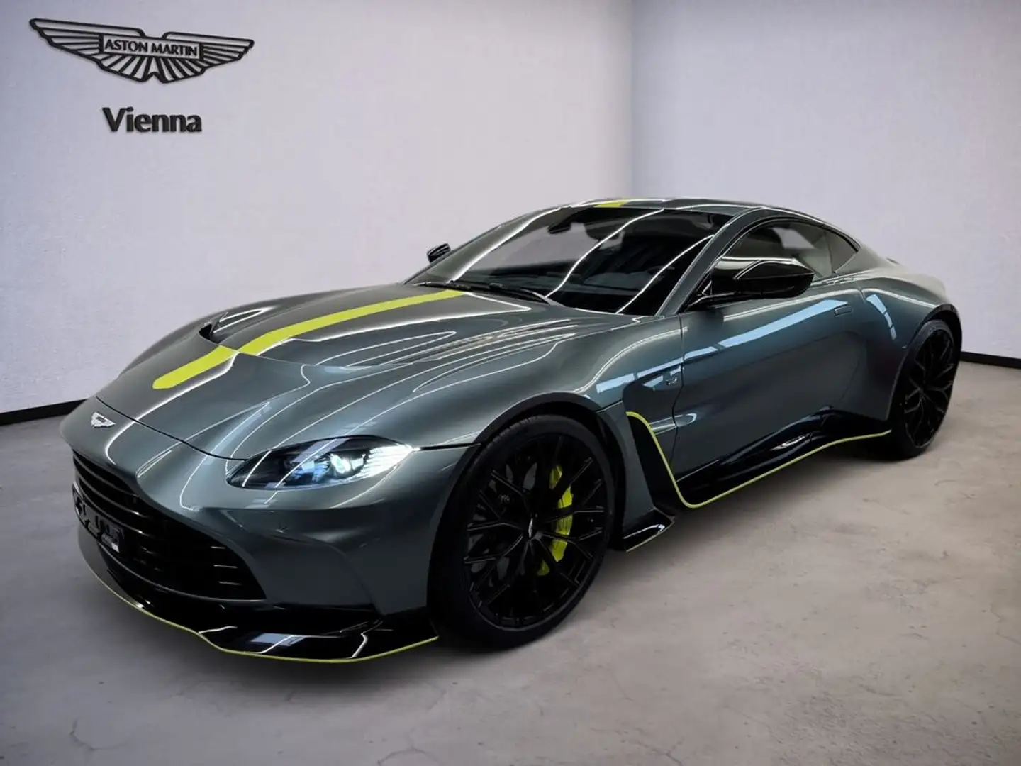 Aston Martin Vantage V12 VANTAGE Coupé | 1 of 333 | Q-Options | Grün - 1