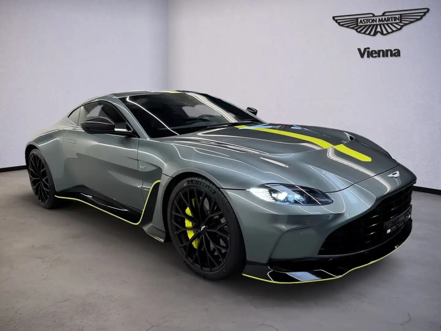 Aston Martin Vantage V12 VANTAGE Coupé | 1 of 333 | Q-Options | Verde - 2