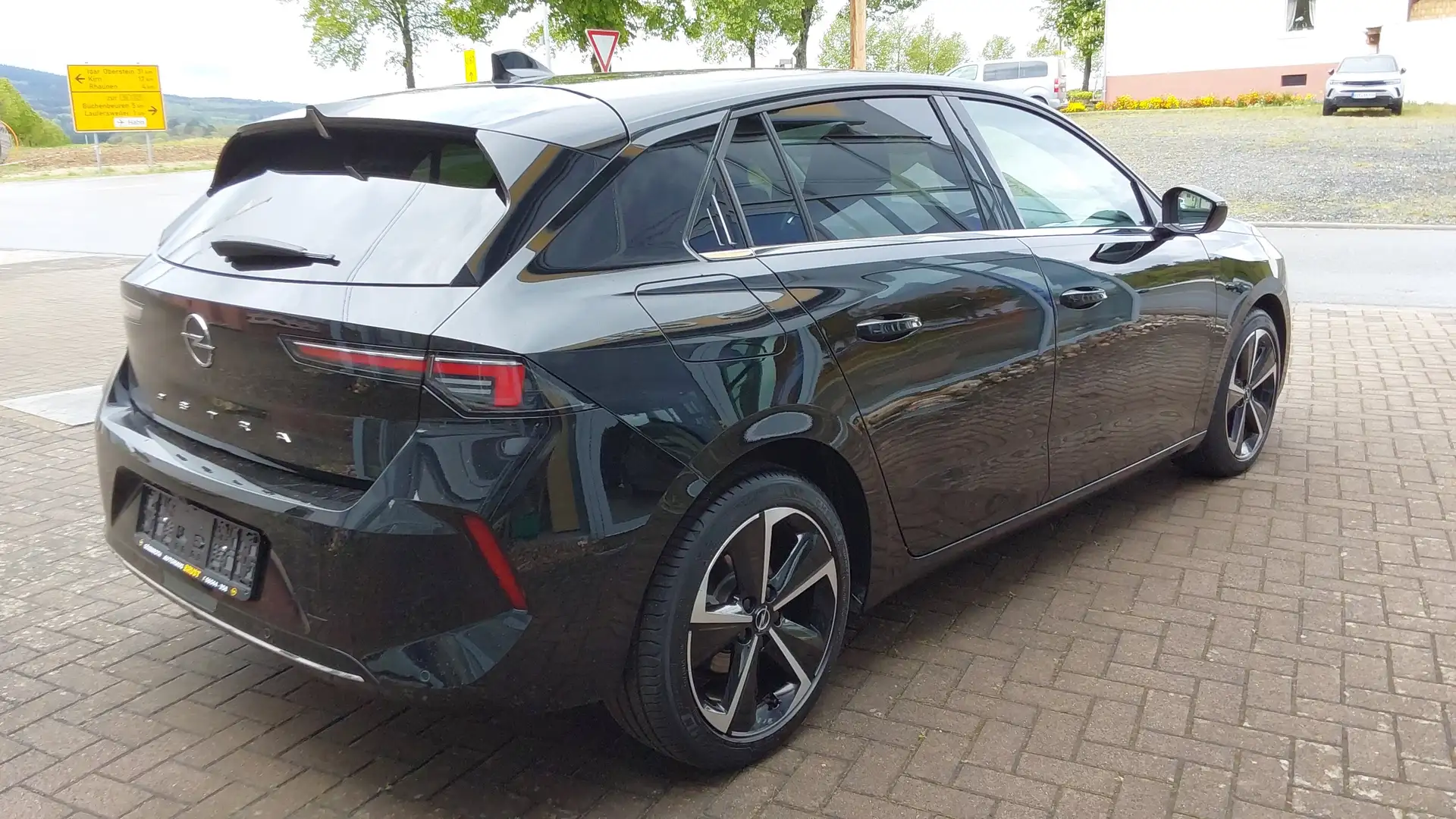 Opel Astra Elegance Schwarz - 2