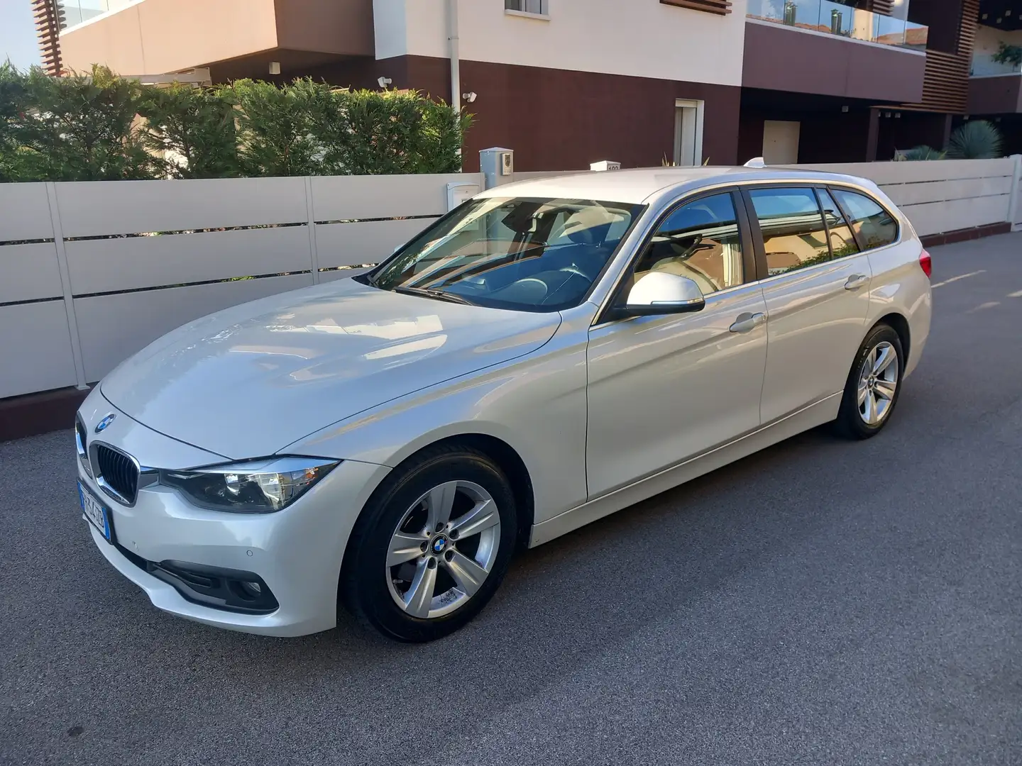 BMW 318 d Touring Business Automatica a € 199 mese Bianco - 1
