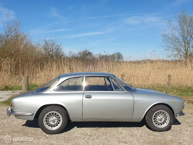 Alfa Romeo GT 1300 (Bertone) met 2.0 motor