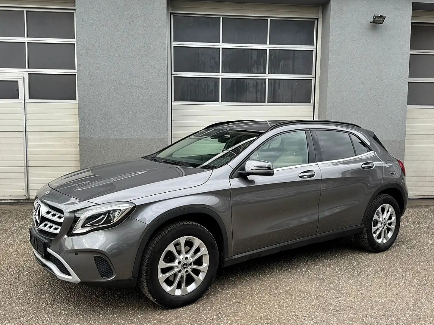 Mercedes-Benz GLA 200 d Style Aut. Grau - 1