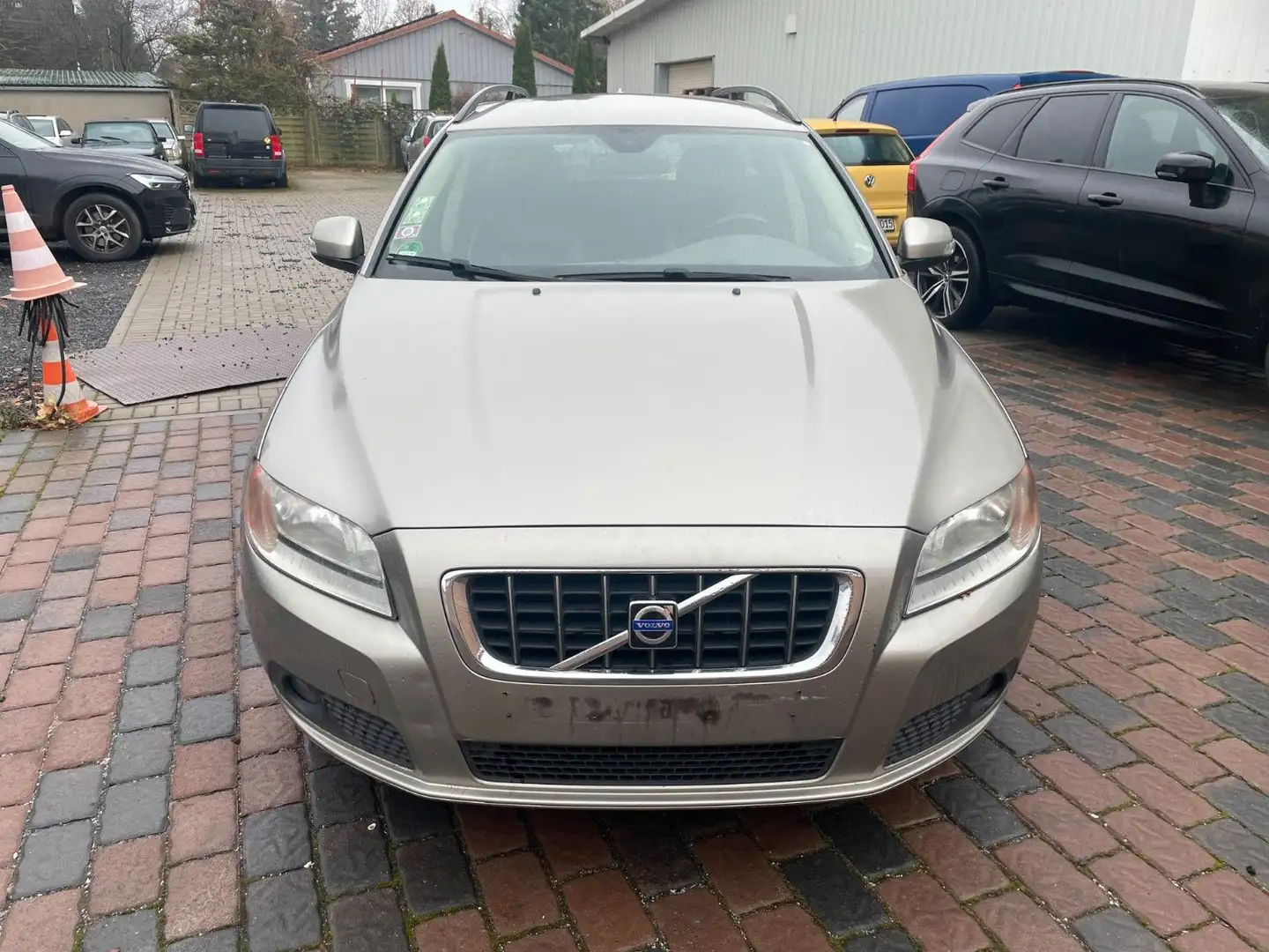 Volvo V70 Kombi D5 Momentum AWD - 2