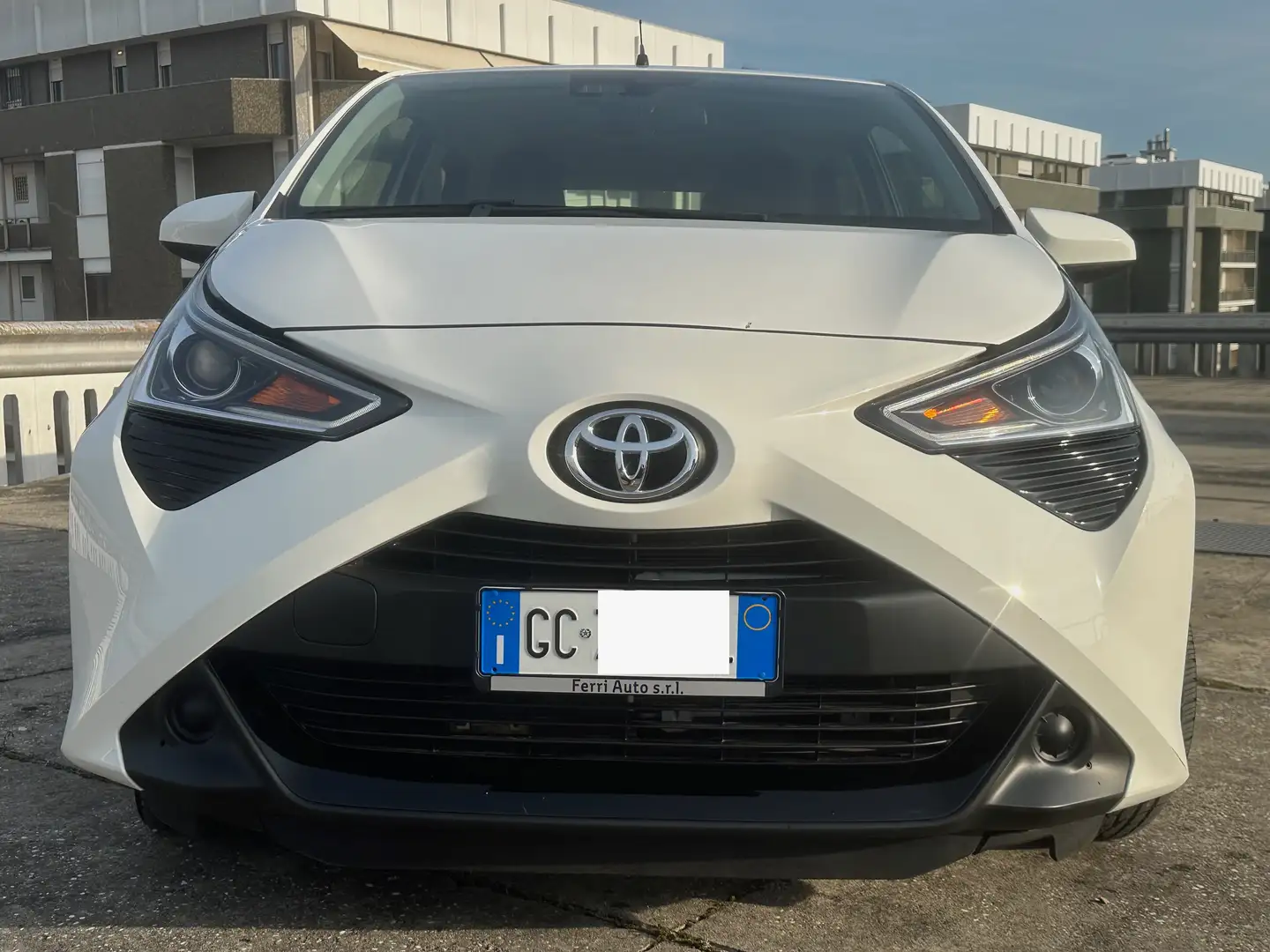 Toyota Aygo Aygo II 2018 5p 5p 1.0 x-business plus m-mt 72cv Weiß - 1