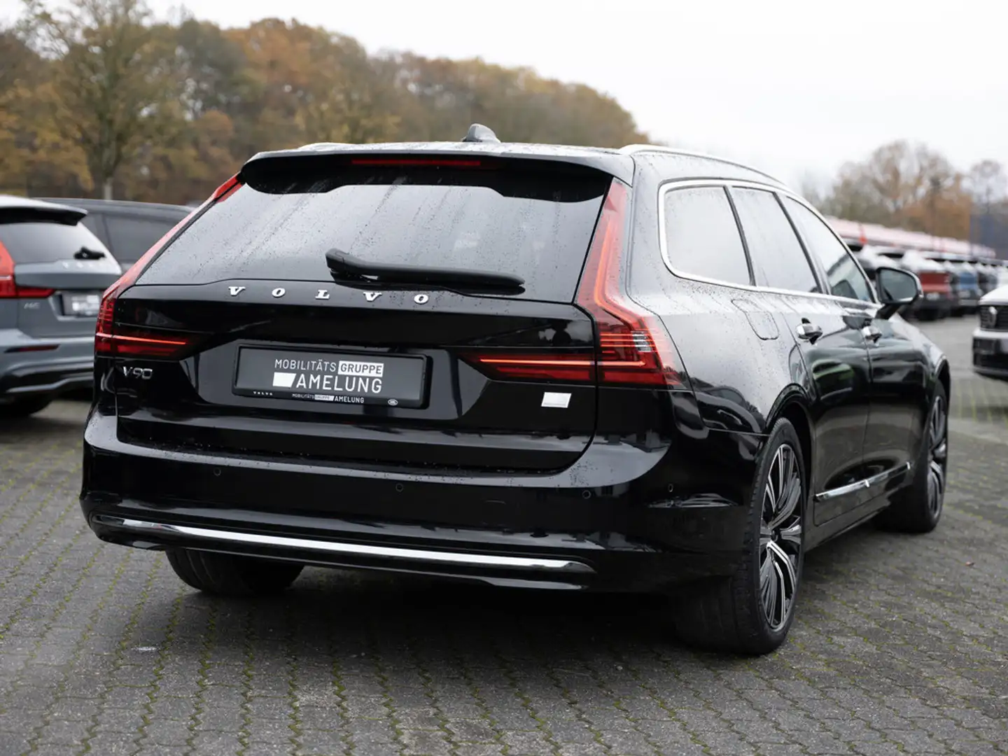 Volvo V90 Kombi 2.0 Inscription Recharge Plug-In Hybrid AWD Schwarz - 2