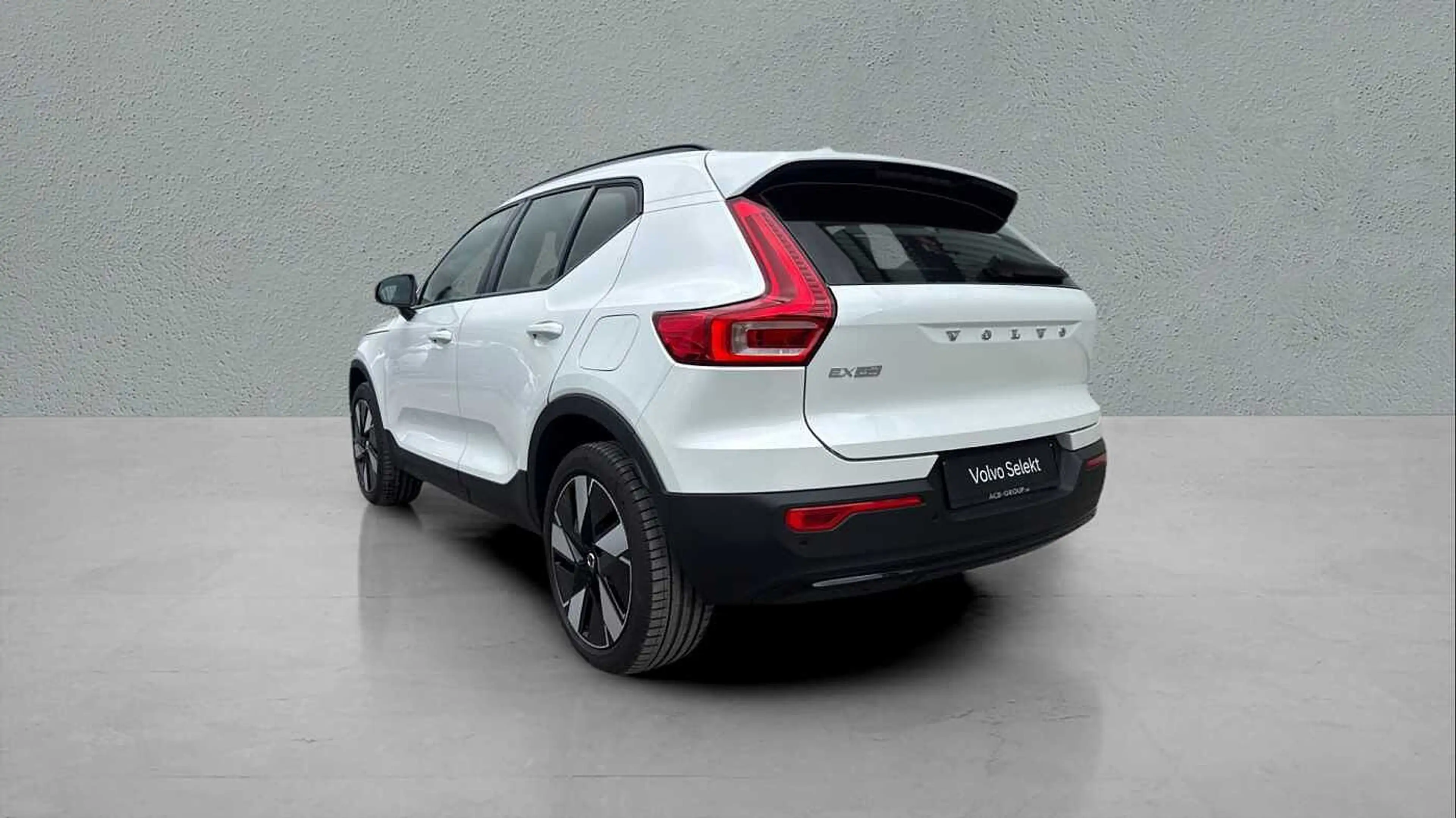 Volvo EX40 Plus, Single Extended Range, Electric — photo 2