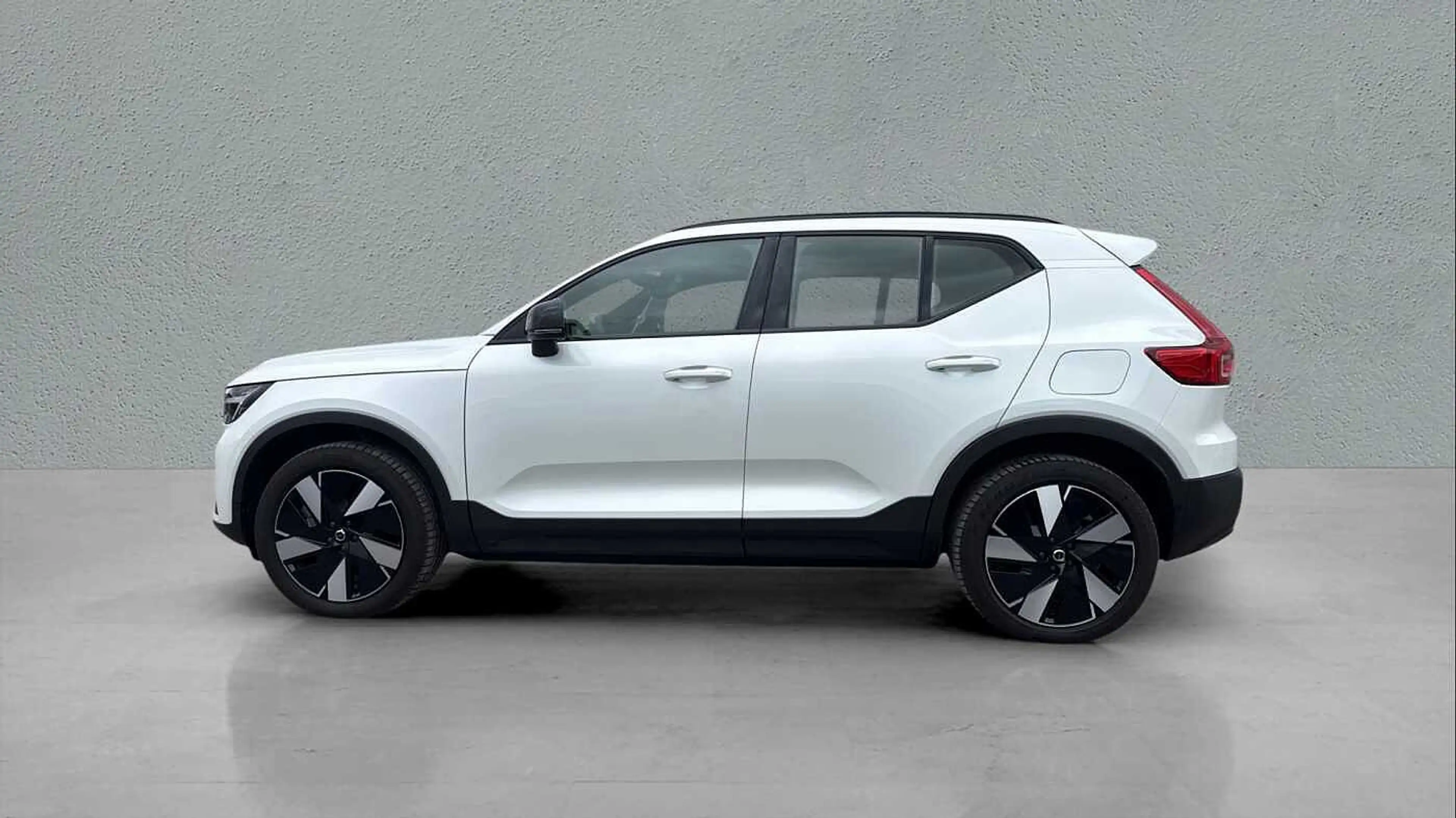Volvo EX40 Plus, Single Extended Range, Electric — photo 3