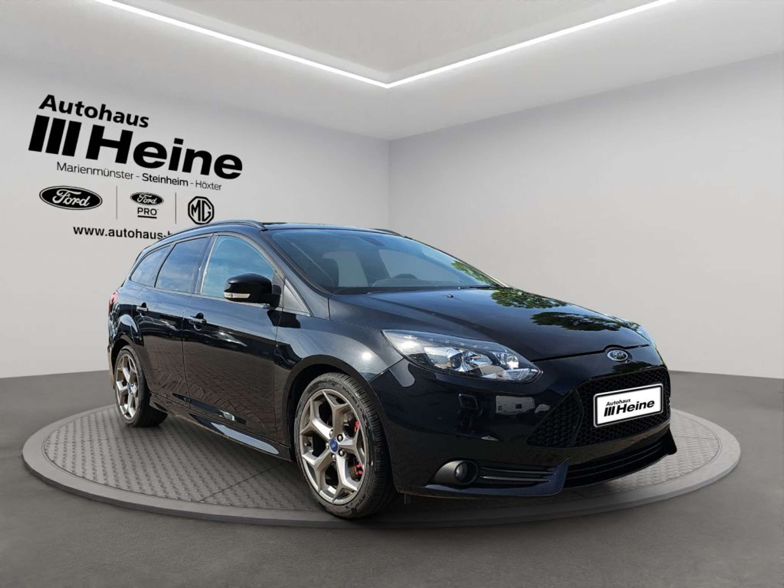 Fahrzeugabbildung Ford Focus Focus Turnier 2.0 ST Leder-Exclusiv *RFK*PREM.-SOU - mit KI generiert/bearbeitet
