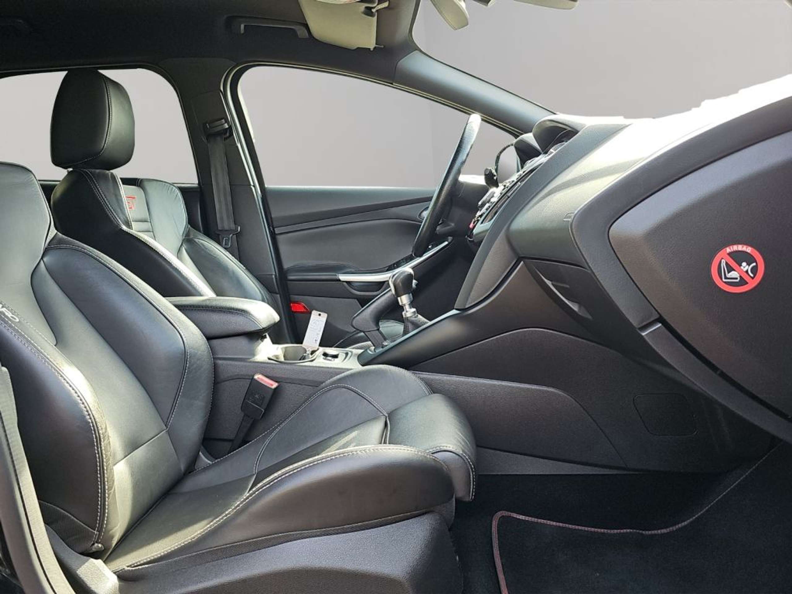 Fahrzeugabbildung Ford Focus Focus Turnier 2.0 ST Leder-Exclusiv *RFK*PREM.-SOU - mit KI generiert/bearbeitet