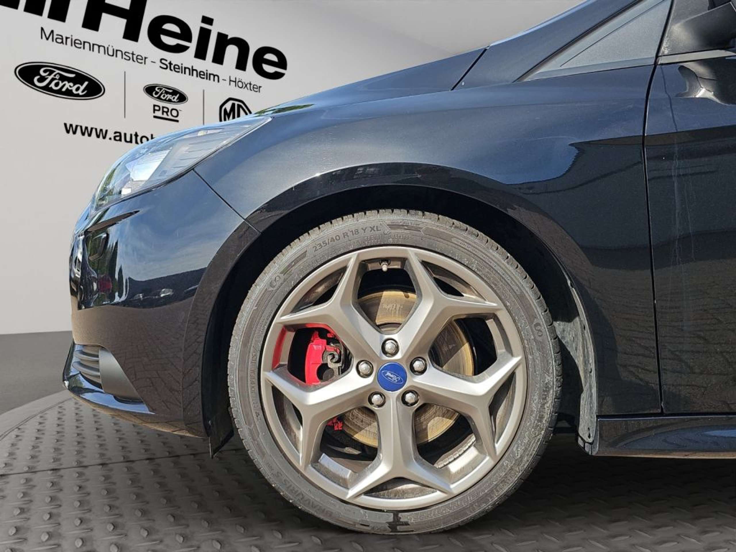 Fahrzeugabbildung Ford Focus Focus Turnier 2.0 ST Leder-Exclusiv *RFK*PREM.-SOU - mit KI generiert/bearbeitet
