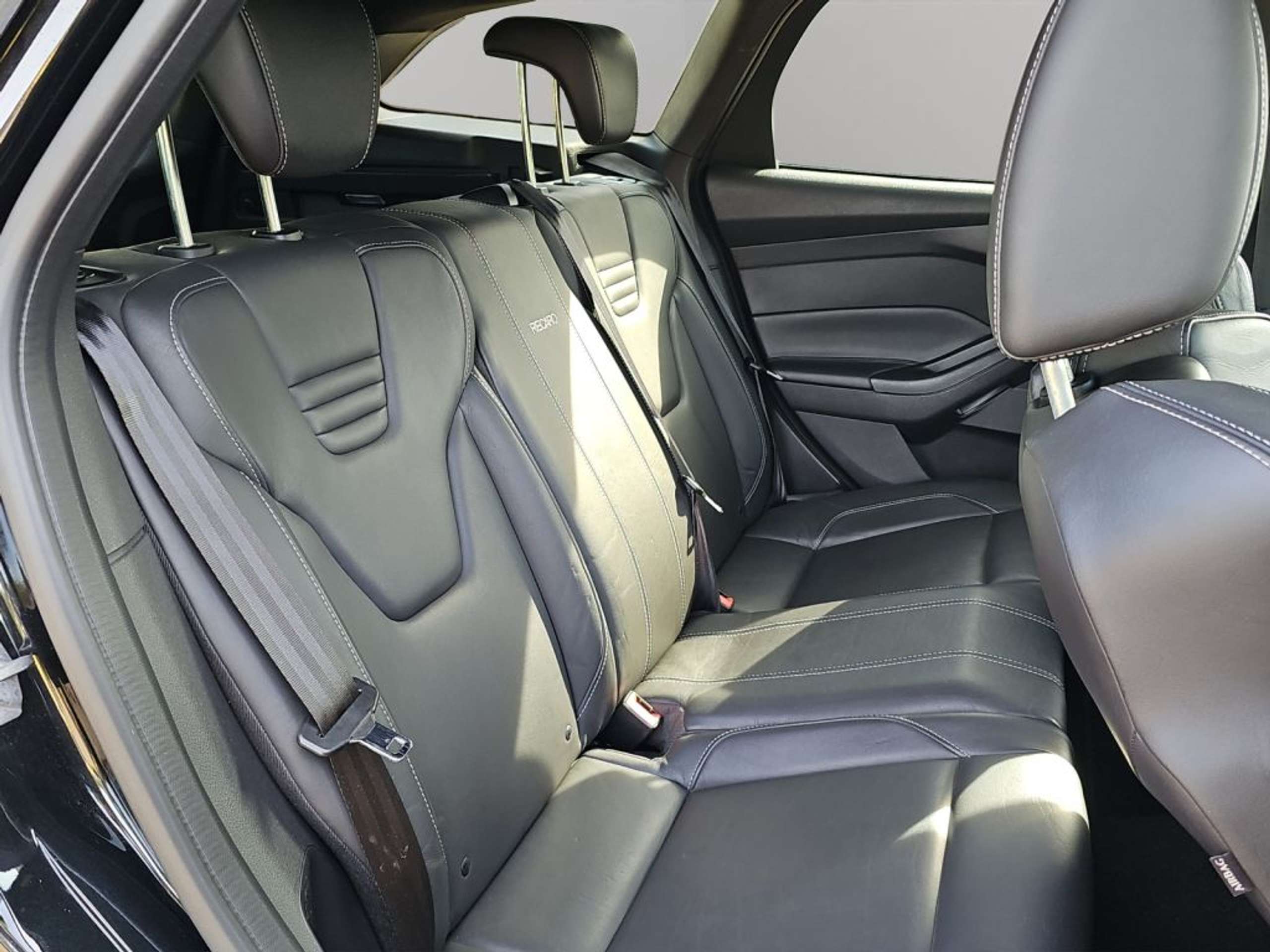 Fahrzeugabbildung Ford Focus Focus Turnier 2.0 ST Leder-Exclusiv *RFK*PREM.-SOU - mit KI generiert/bearbeitet