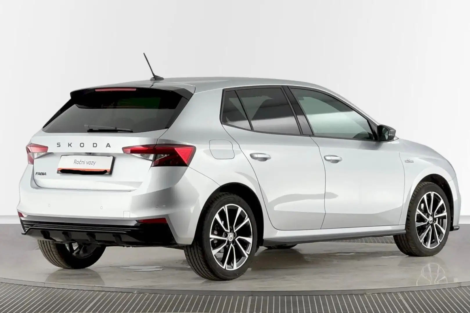 Skoda Fabia IV Monte Carlo 1.5 TSI DSG Color Concept, Silber - 2