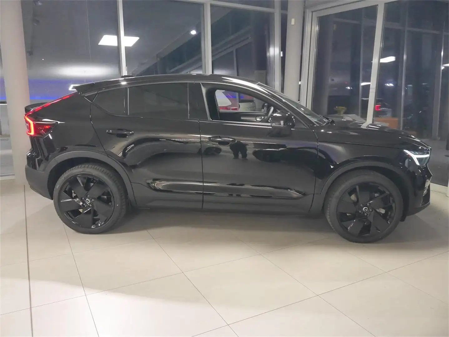 Volvo EC40 Single Extended Range Ultra Black Edition Schwarz - 1