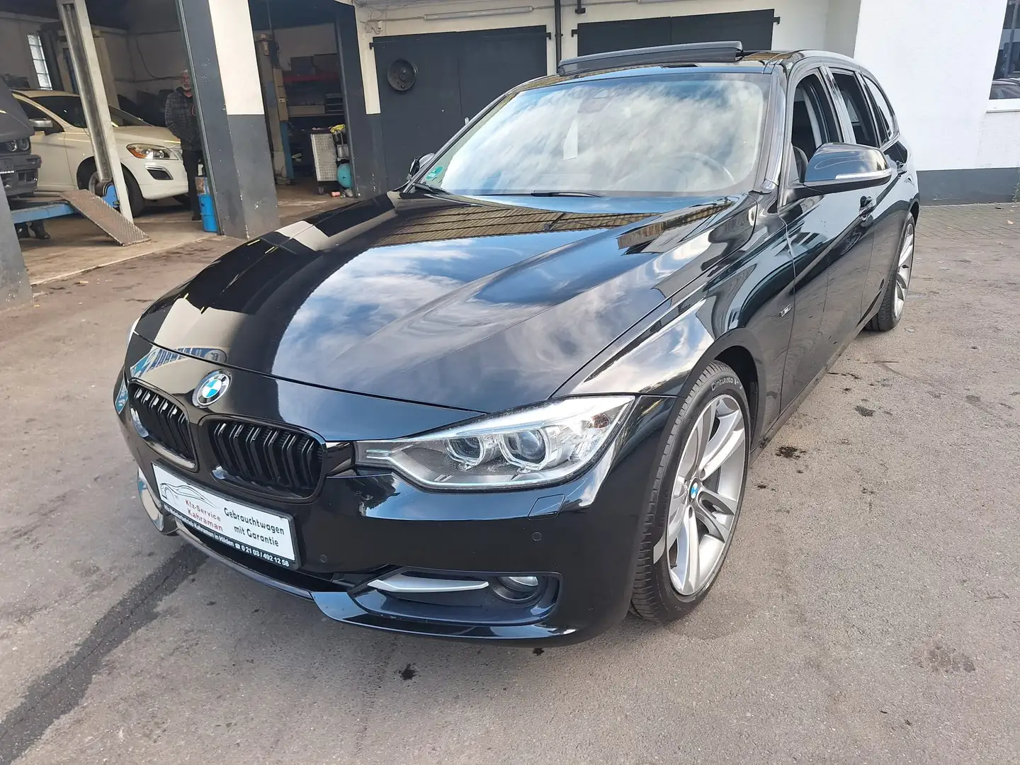 BMW 320 320 D *SPORT+PANO+LEDER+XENON+NAVI* Schwarz - 1