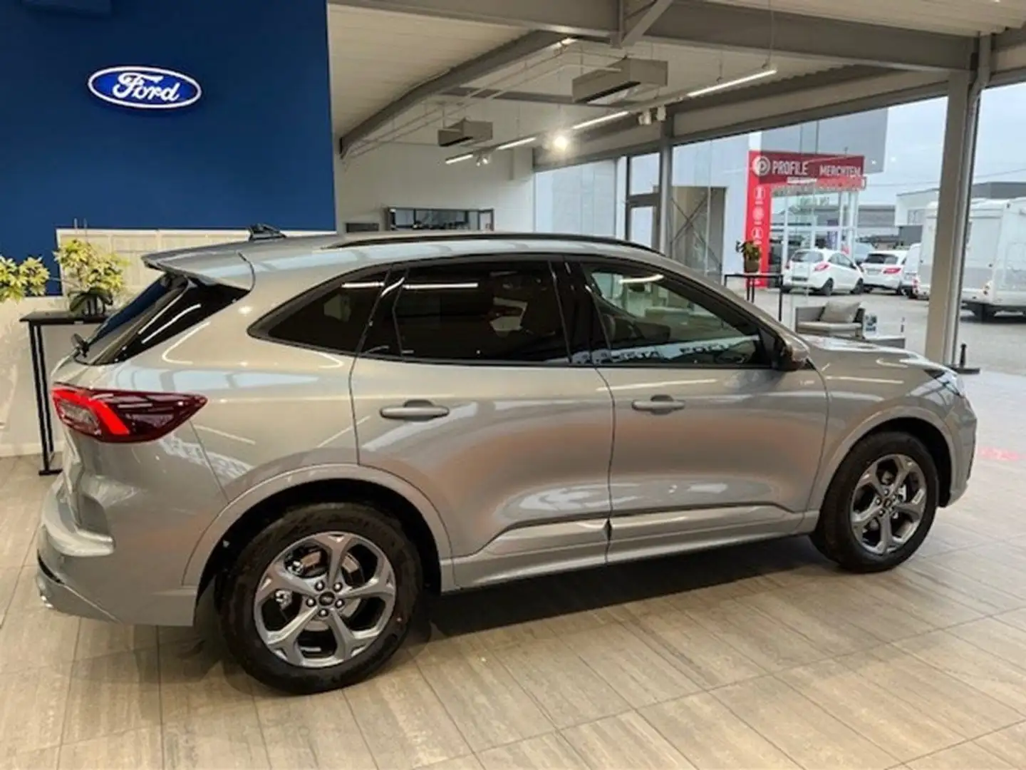 Ford Kuga 1.5i benzine ST-Line AUTOMAAT 186pk Gris - 2