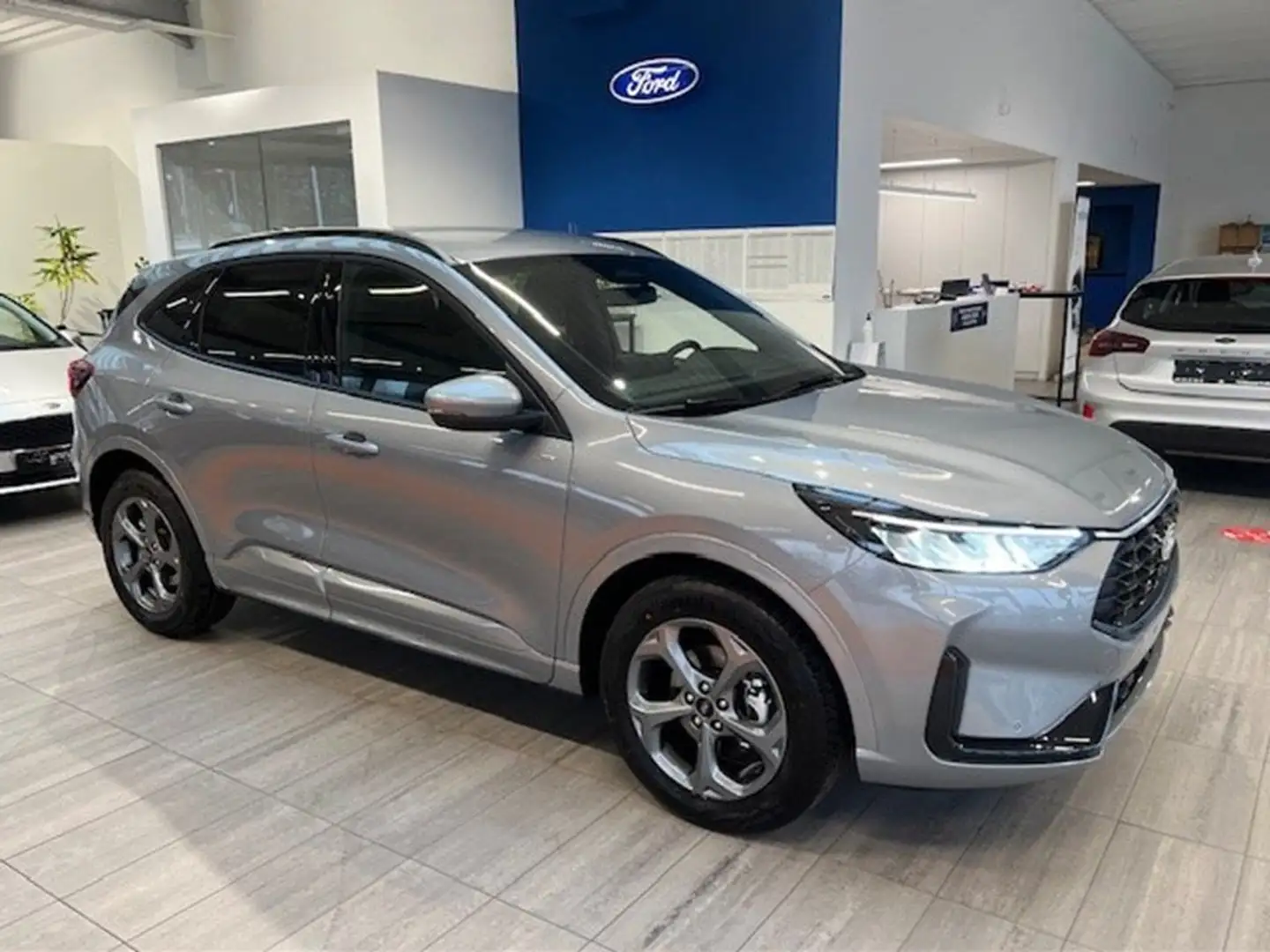 Ford Kuga 1.5i benzine ST-Line AUTOMAAT 186pk Gris - 1
