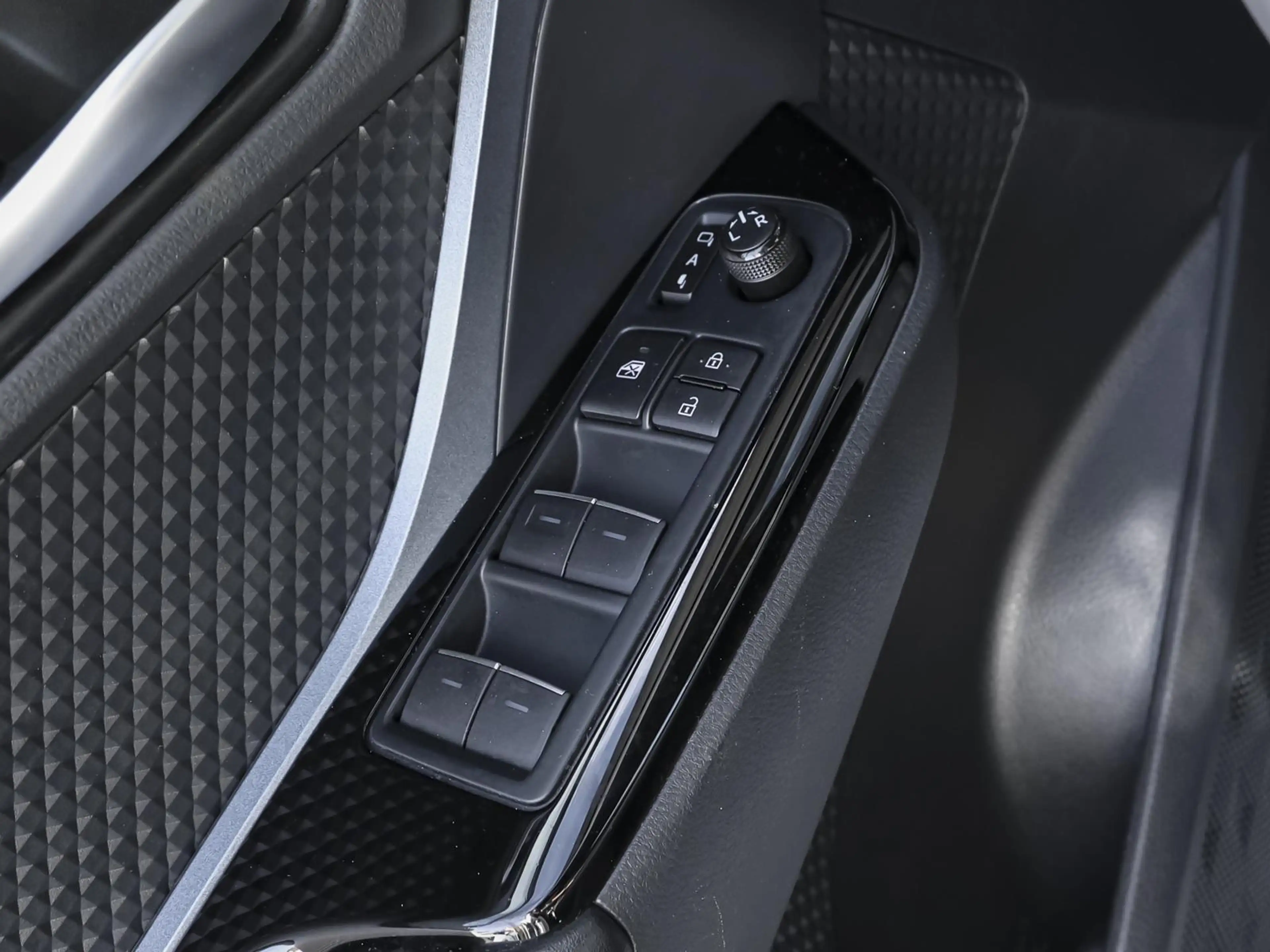 Toyota C-HR 2.0 Hybrid Team D SHZ PDC KLIMA LM-Felgen BT — photo 15