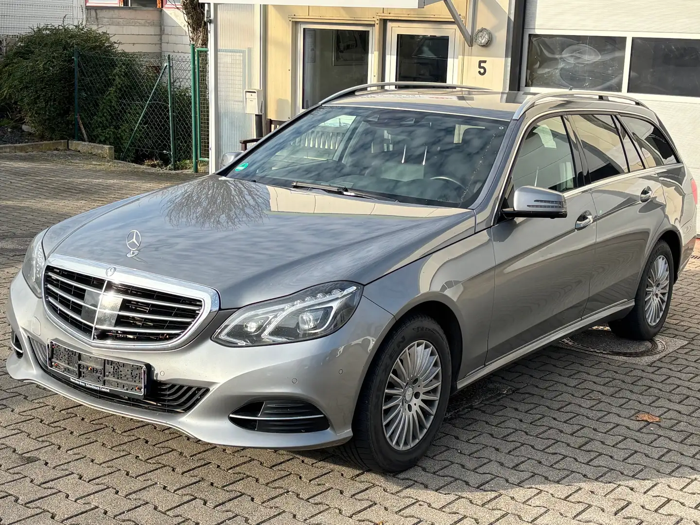 Mercedes-Benz E 300 E 300 BlueTec Hybrid/Kombi/Leder/Comand/LED/Autom. Grau - 2