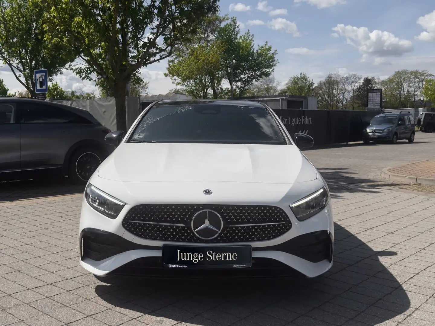 Mercedes-Benz A 200 A 200 AMG Pano RüCam Night KeylessGo DAB AMG Line Weiß - 2