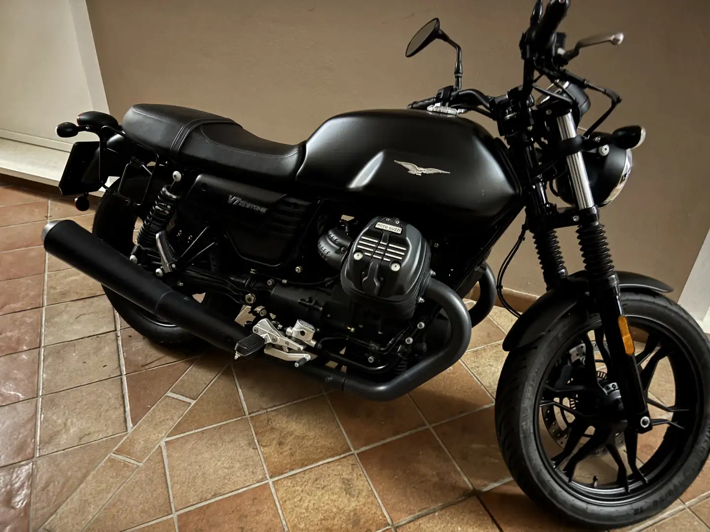 Moto Guzzi V 7 iIII stone Nero - 2