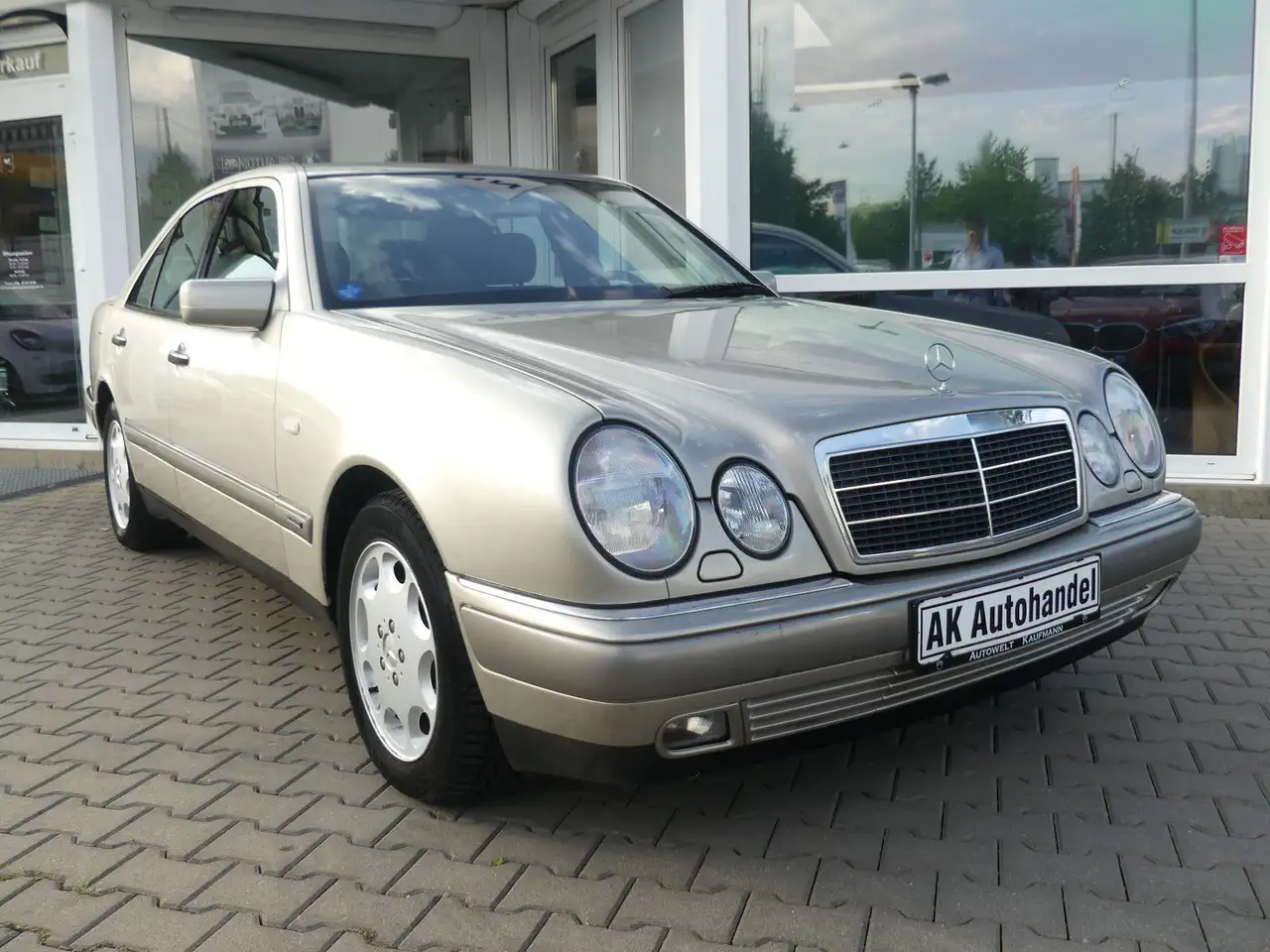 Mercedes-Benz E 320 Lim. Aut. Elegance Renterfahrzeug Xenon, foto 3