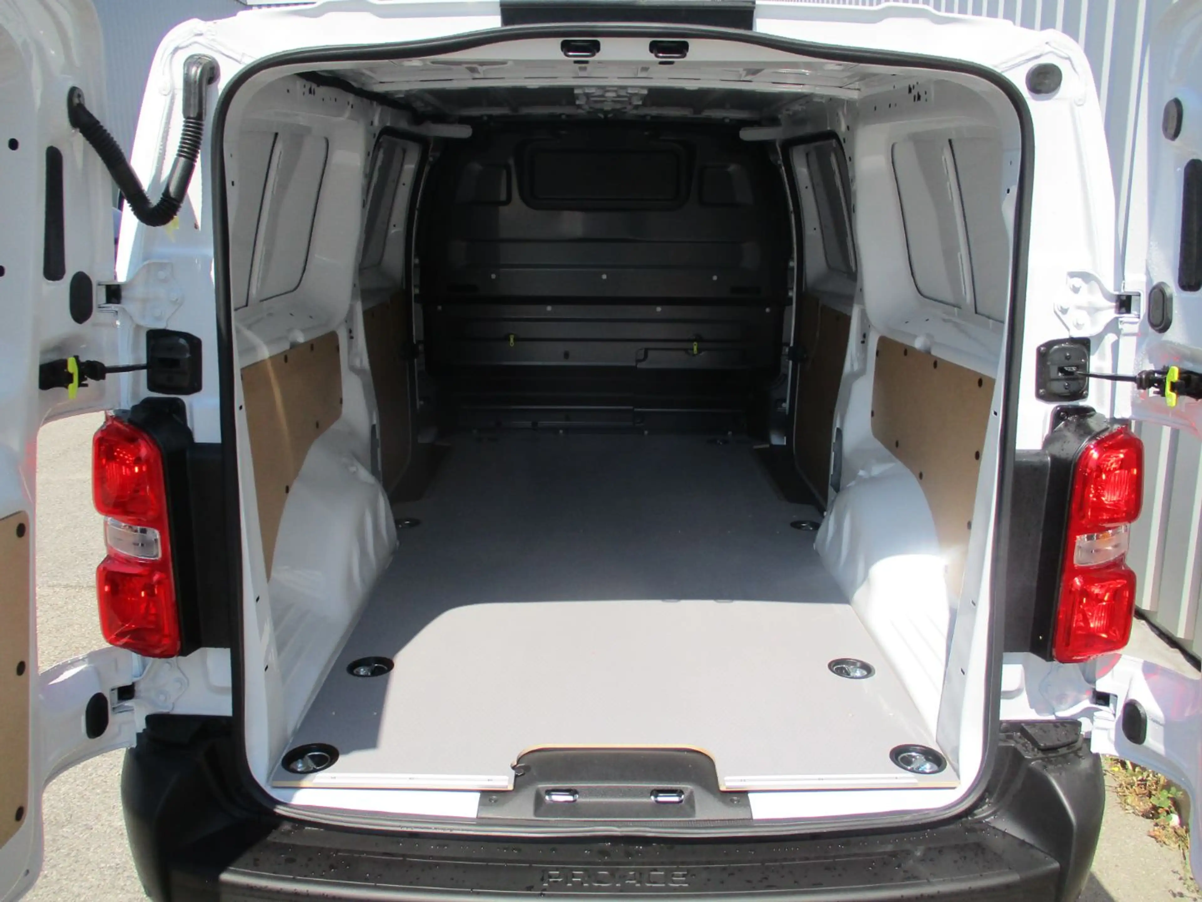 Toyota Proace Kasten 2.2 D-4D L2 Kasten Meister SHZ+PDC — photo 7