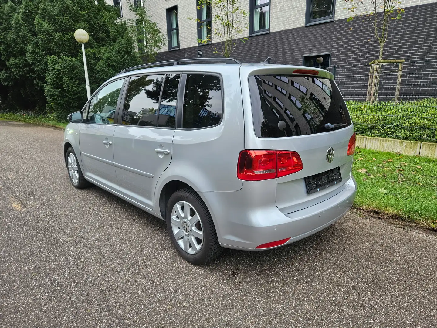 Volkswagen Touran 7-Sitze PDC Tempomat AHK Tüv 5.27 COC Scheckh. Grau - 2