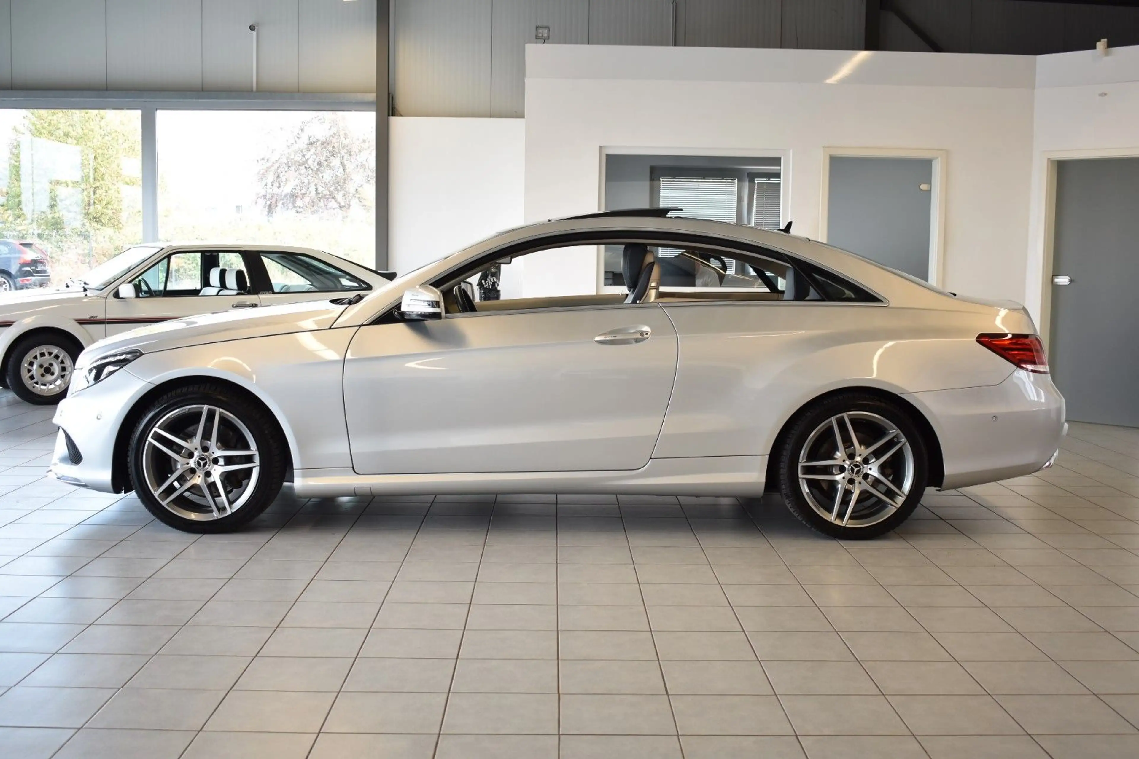 Mercedes-Benz E 350 Coupe/AMG/LED/PANO/SCHIEBEDACH/ — photo 4