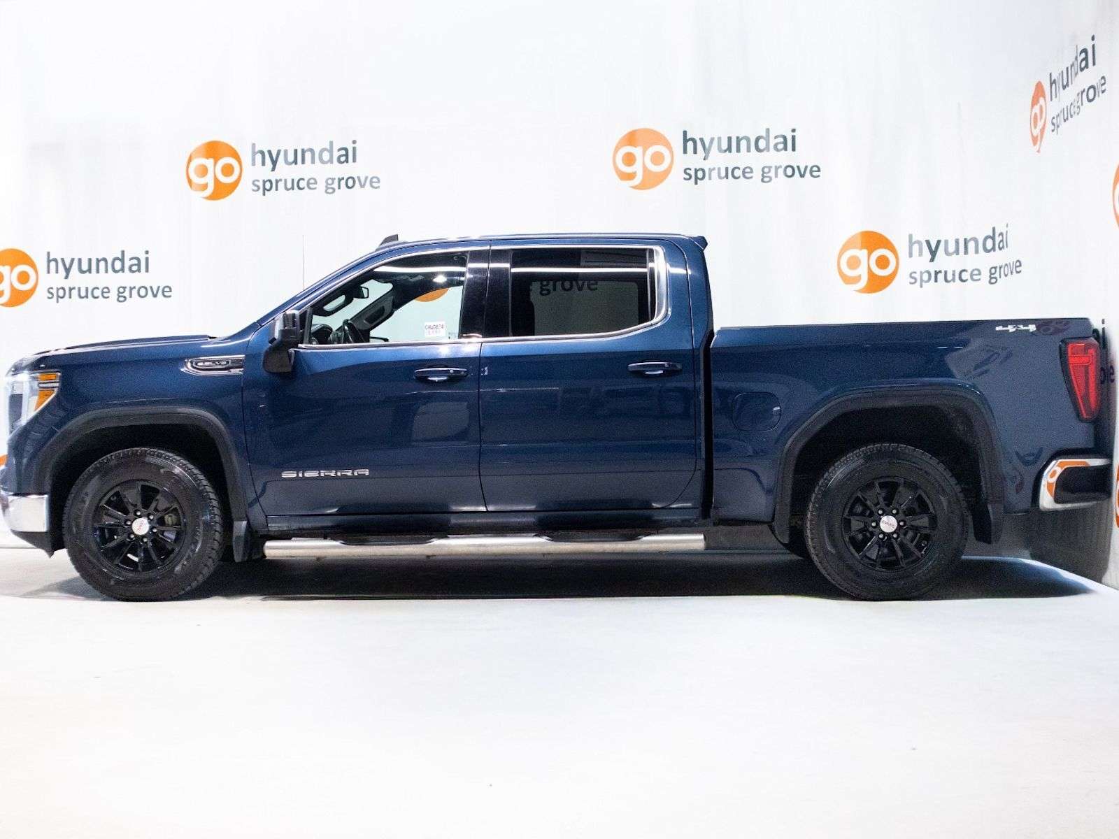 2021 GMC Sierra 1500 SLE: 4x4, Trailer Brake, Heated steering/seats, Ap — снимка 1