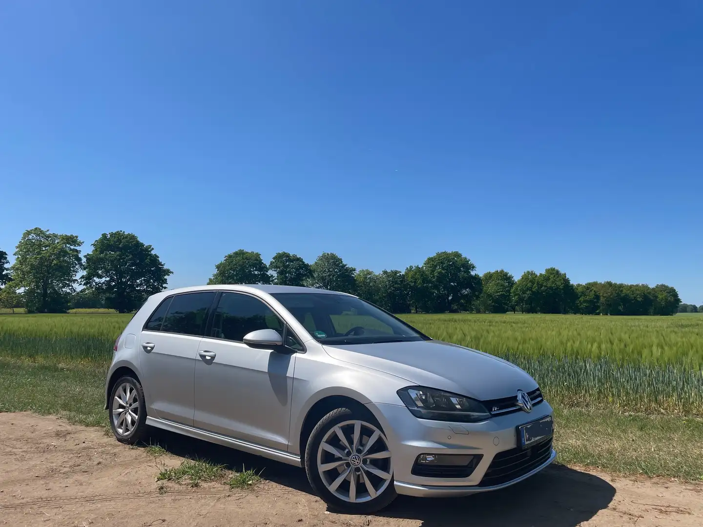 Volkswagen Golf 140 PS TSI DSG Highline, R-Line Ext., Navi, Xenon, Silber - 1