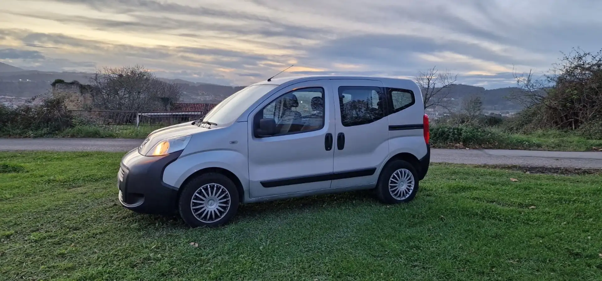 Peugeot Bipper Tepee 1.3HDI Outdoor 75 Plateado - 1
